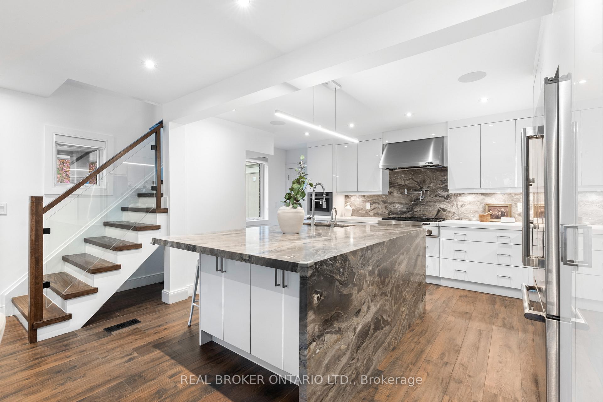 Photo 4 of 17 Old Oak Road, Etobicoke, Kingsway South — HOMEH