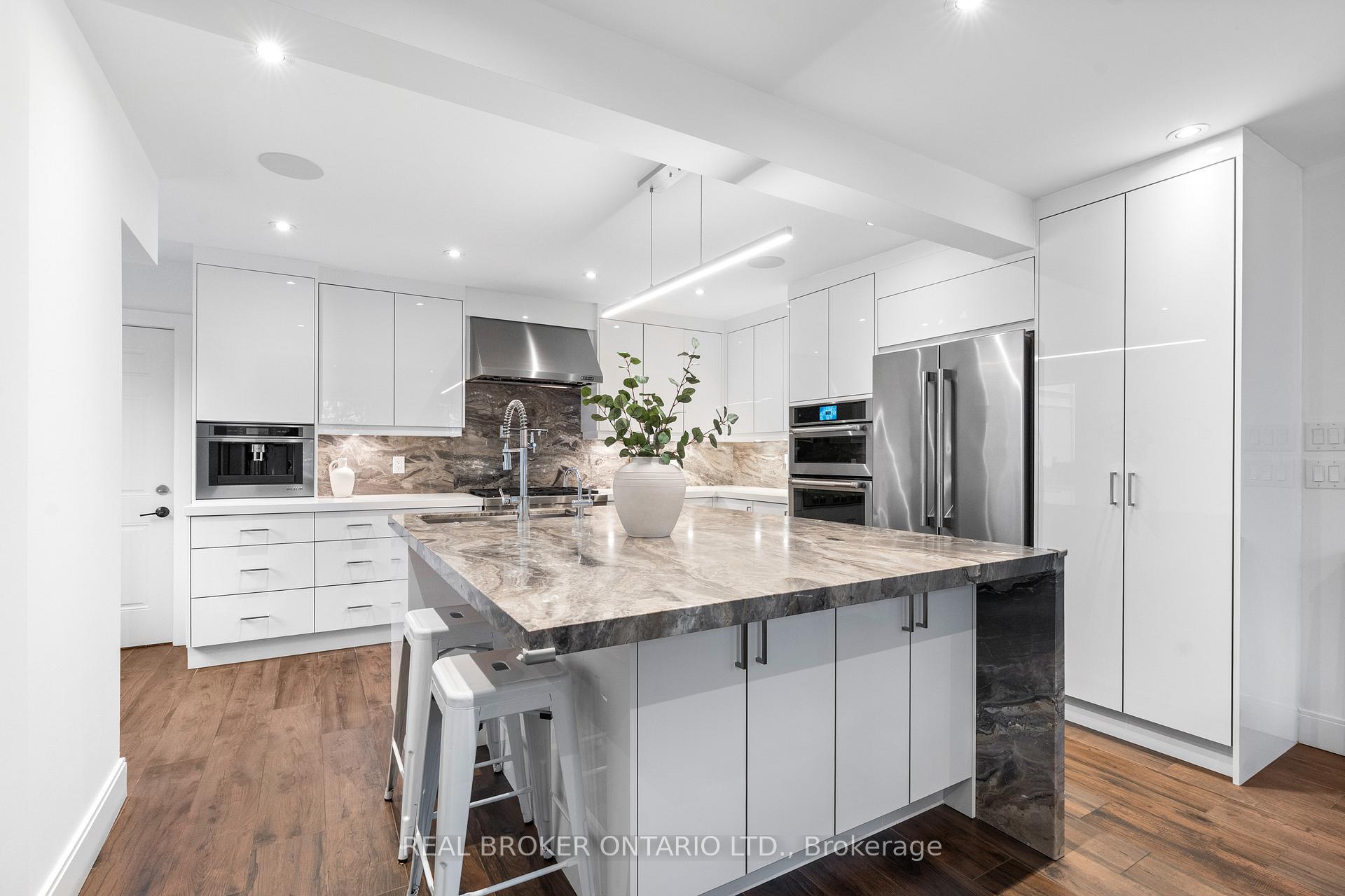 Photo 5 of 17 Old Oak Road, Etobicoke, Kingsway South — HOMEH