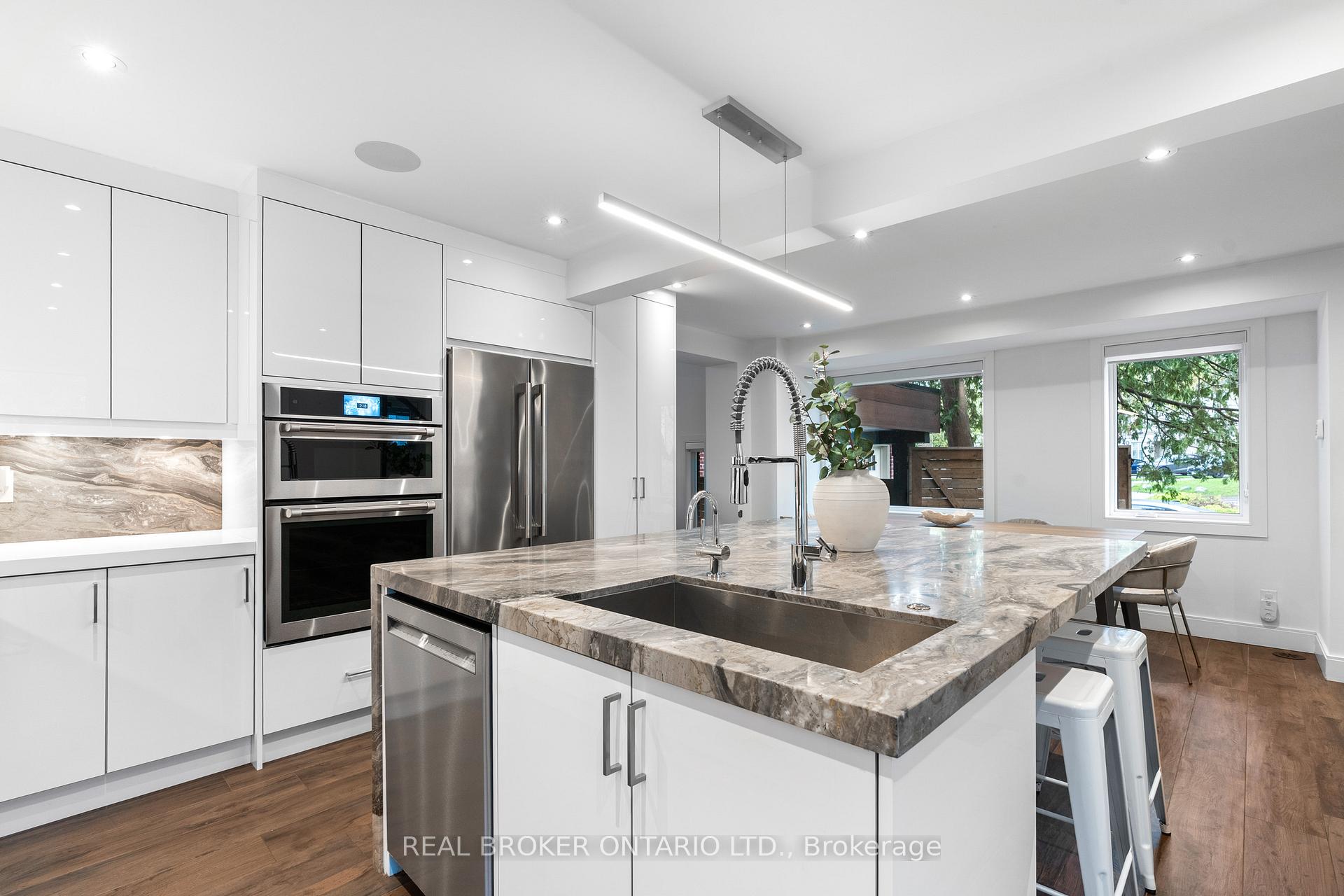 Photo 7 of 17 Old Oak Road, Etobicoke, Kingsway South — HOMEH