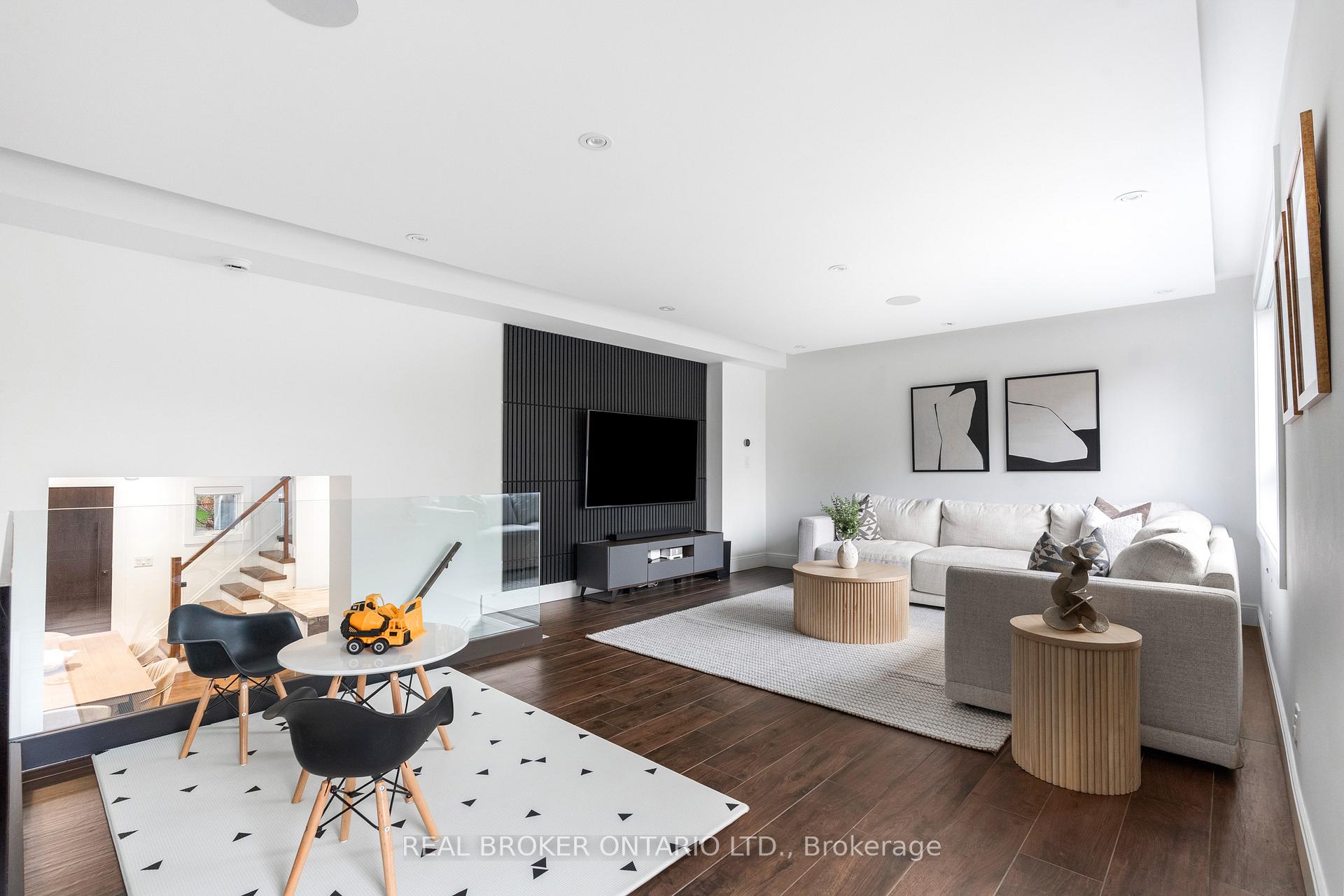 Photo 9 of 17 Old Oak Road, Etobicoke, Kingsway South — HOMEH