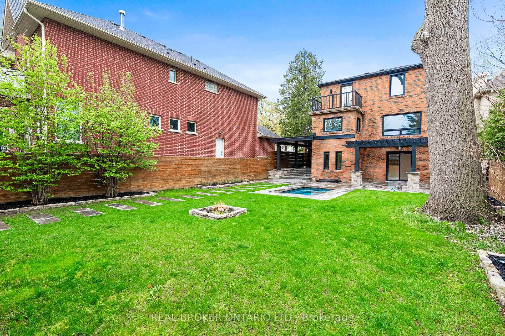 Photo 36 of 17 Old Oak Road, Etobicoke, Kingsway South — HOMEH