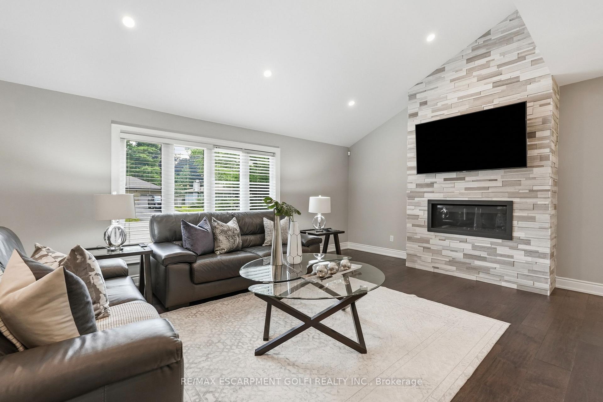 Photo 7 of 332 Woodworth Drive W, Hamilton, Ancaster — HOMEH