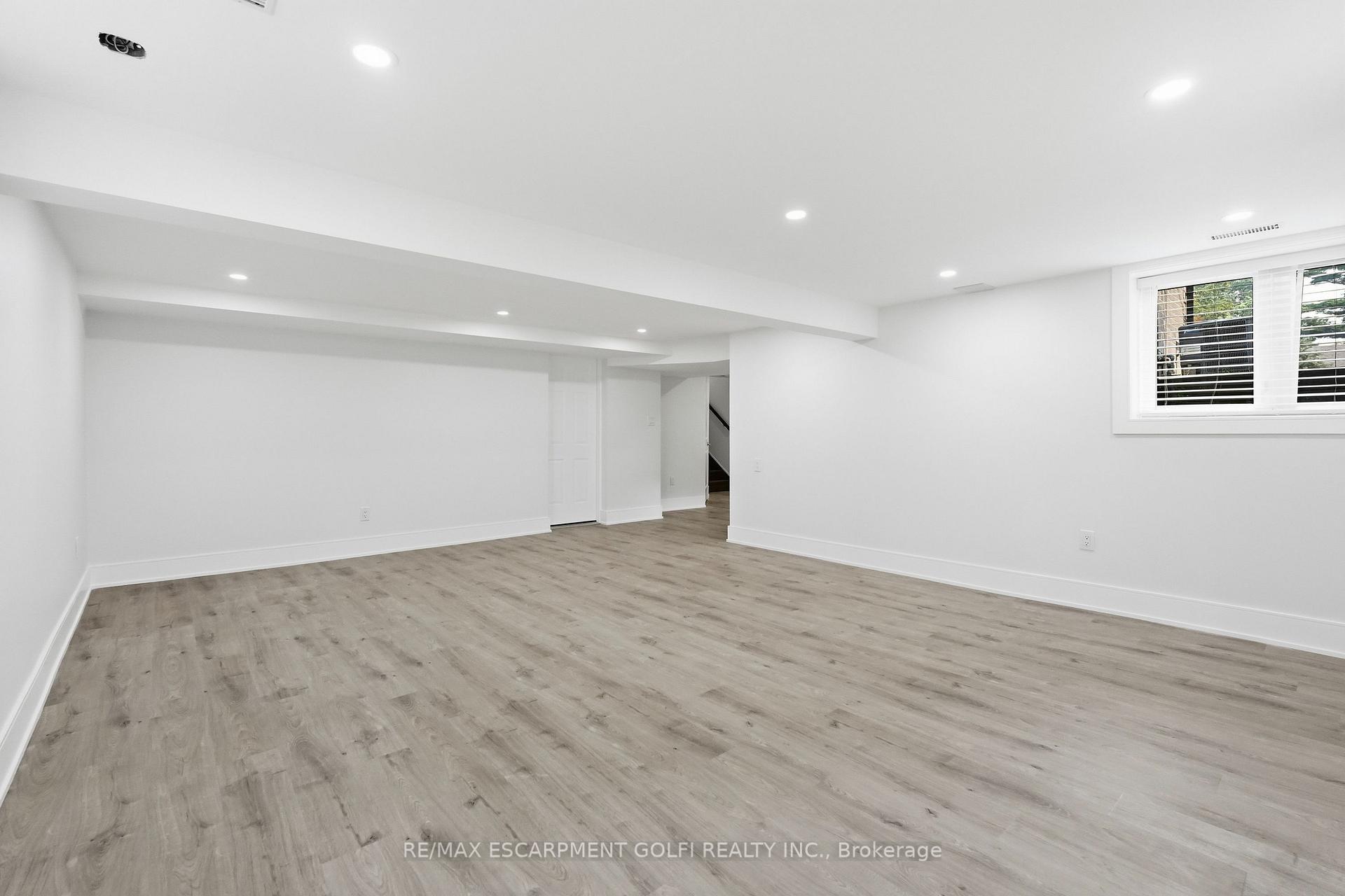 Photo 32 of 332 Woodworth Drive W, Hamilton, Ancaster — HOMEH