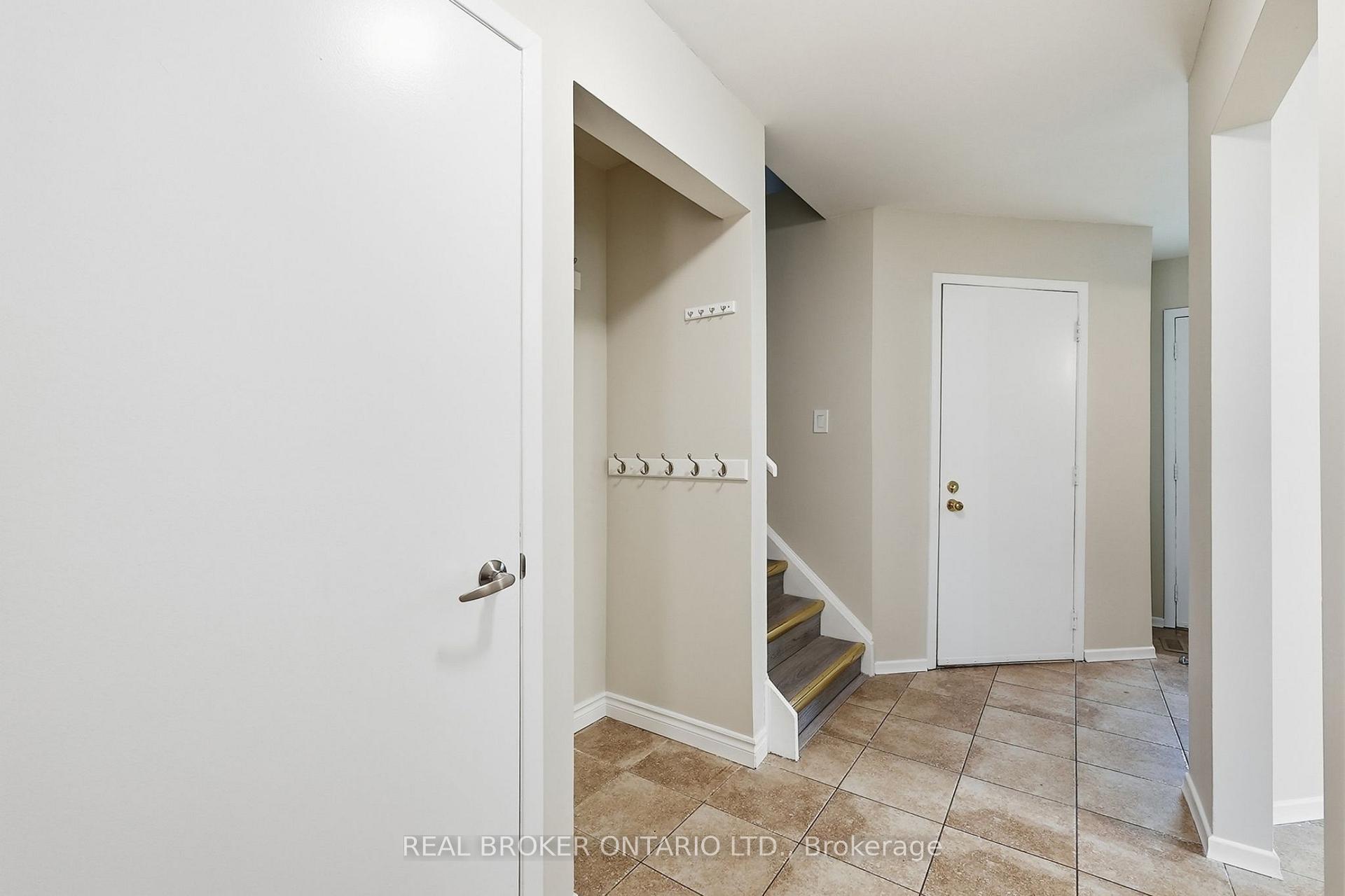 Photo 11 of Unit 1, 435 Kingscourt Drive, Waterloo, Colonial Acres — HOMEH