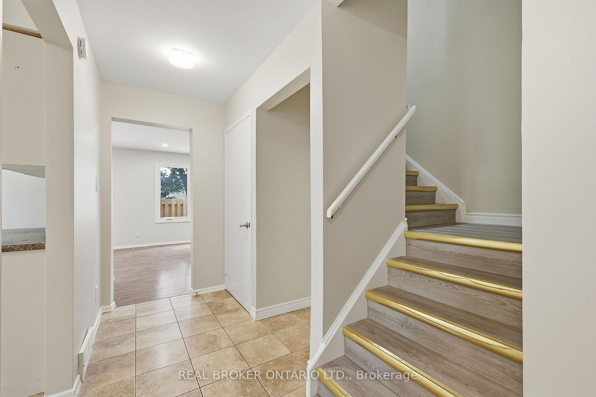 Photo 12 of Unit 1, 435 Kingscourt Drive, Waterloo, Colonial Acres — HOMEH