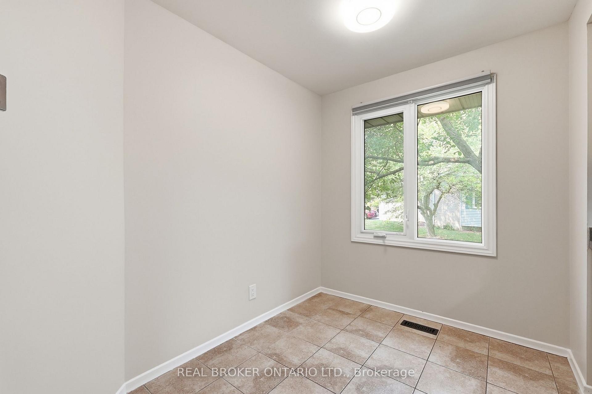 Photo 13 of Unit 1, 435 Kingscourt Drive, Waterloo, Colonial Acres — HOMEH