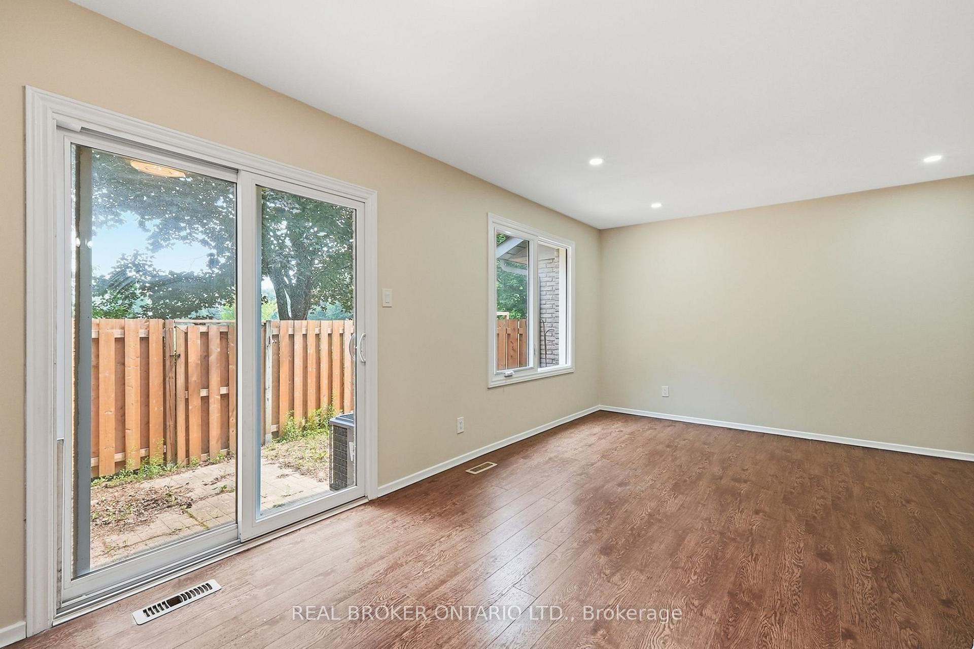 Photo 17 of Unit 1, 435 Kingscourt Drive, Waterloo, Colonial Acres — HOMEH