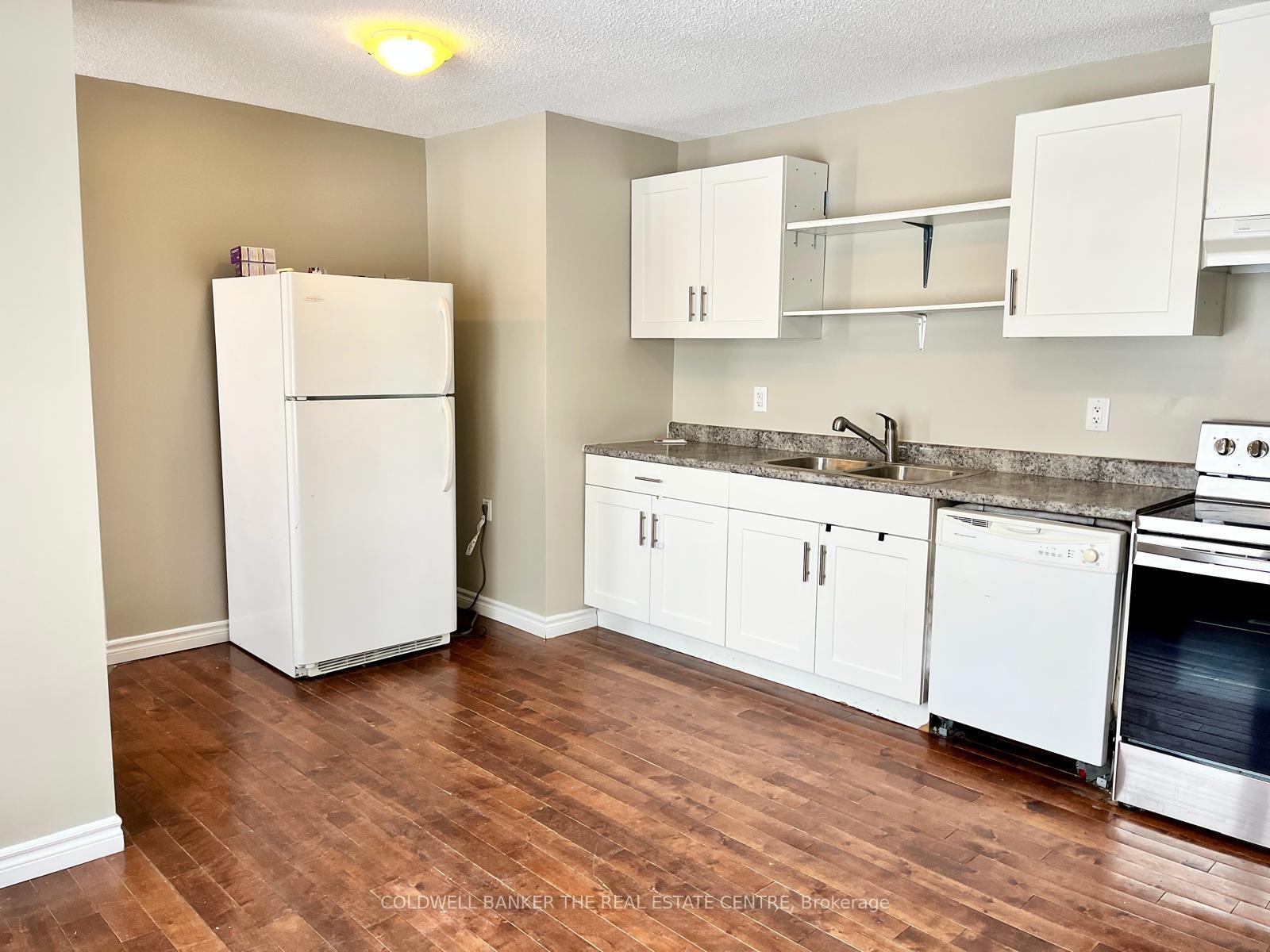 Photo 3 of 11 Chaucer Crescent, Barrie, Letitia Heights — HOMEH