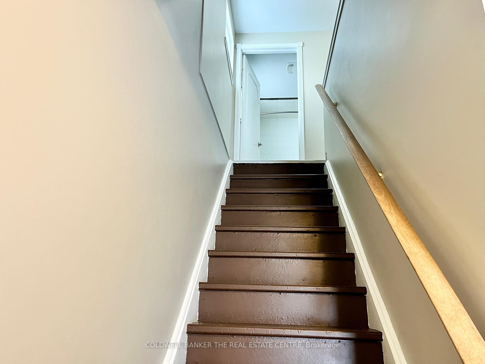 Photo 4 of 11 Chaucer Crescent, Barrie, Letitia Heights — HOMEH