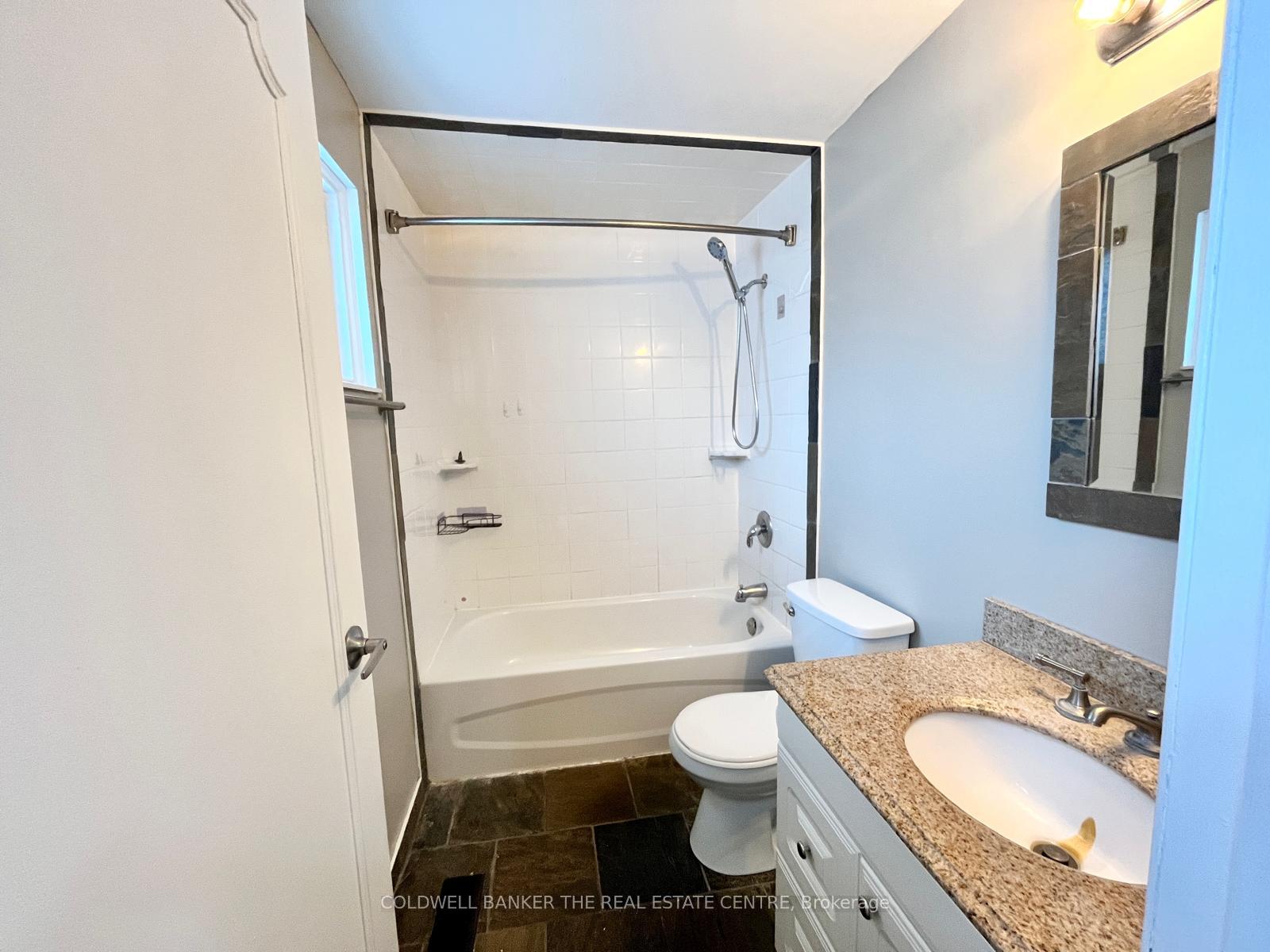 Photo 5 of 11 Chaucer Crescent, Barrie, Letitia Heights — HOMEH