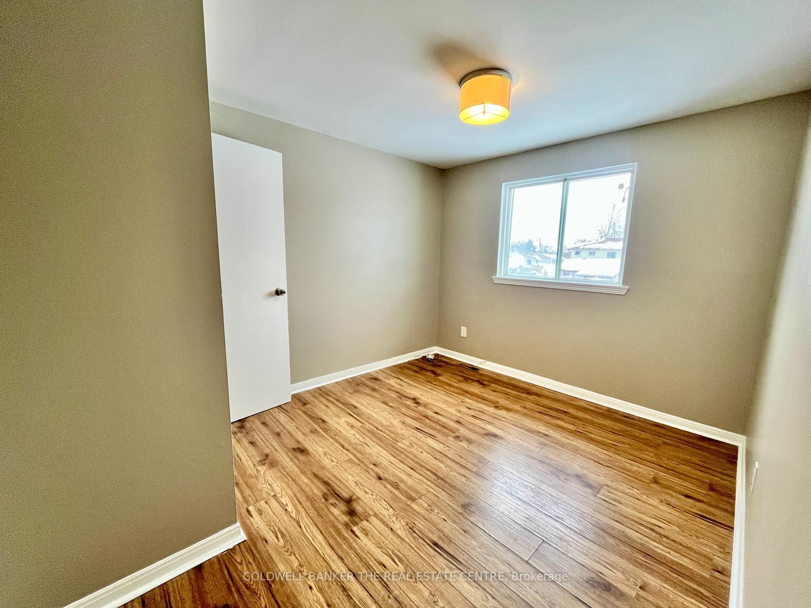 Photo 8 of 11 Chaucer Crescent, Barrie, Letitia Heights — HOMEH
