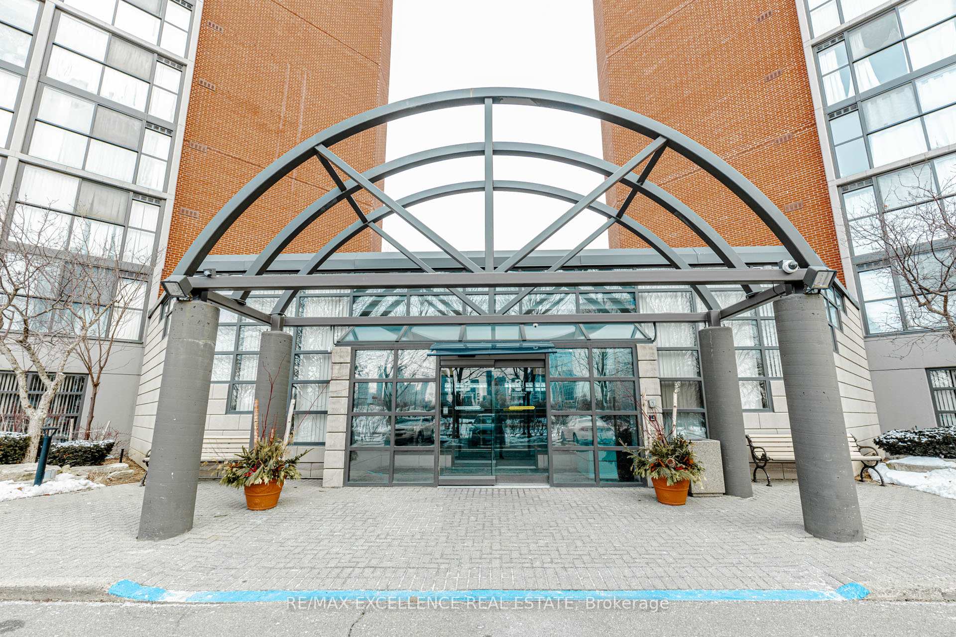 Photo 5 of Unit 202, 4205 Shipp Drive, Mississauga, City Centre — HOMEH