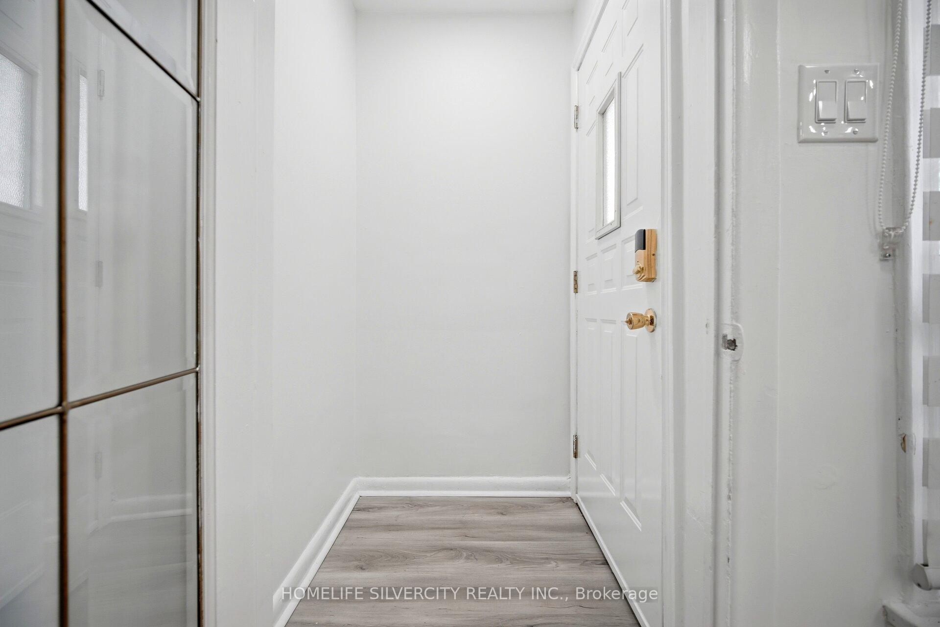 Photo 3 of 29 Brookmere Road, Etobicoke, Rexdale-Kipling — HOMEH