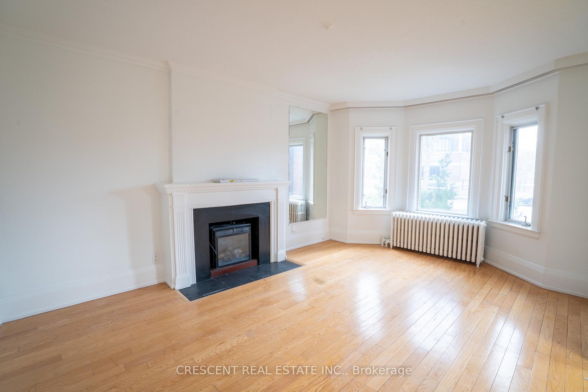 Photo 3 of Unit MAIN, 520 Prince Edward Drive N, Etobicoke, Kingsway South — HOMEH