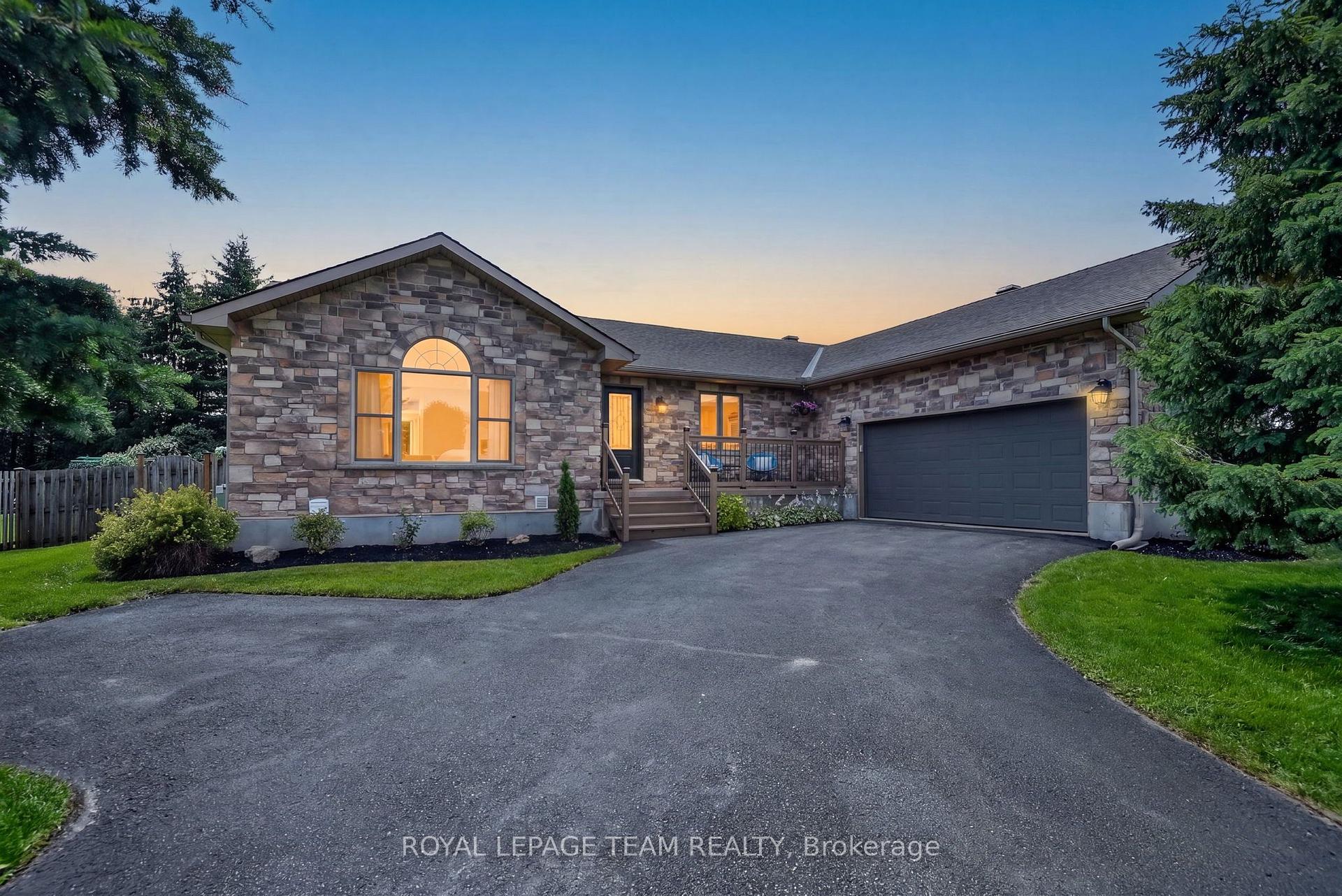 Front of 1550 Stanleyfield Crescent