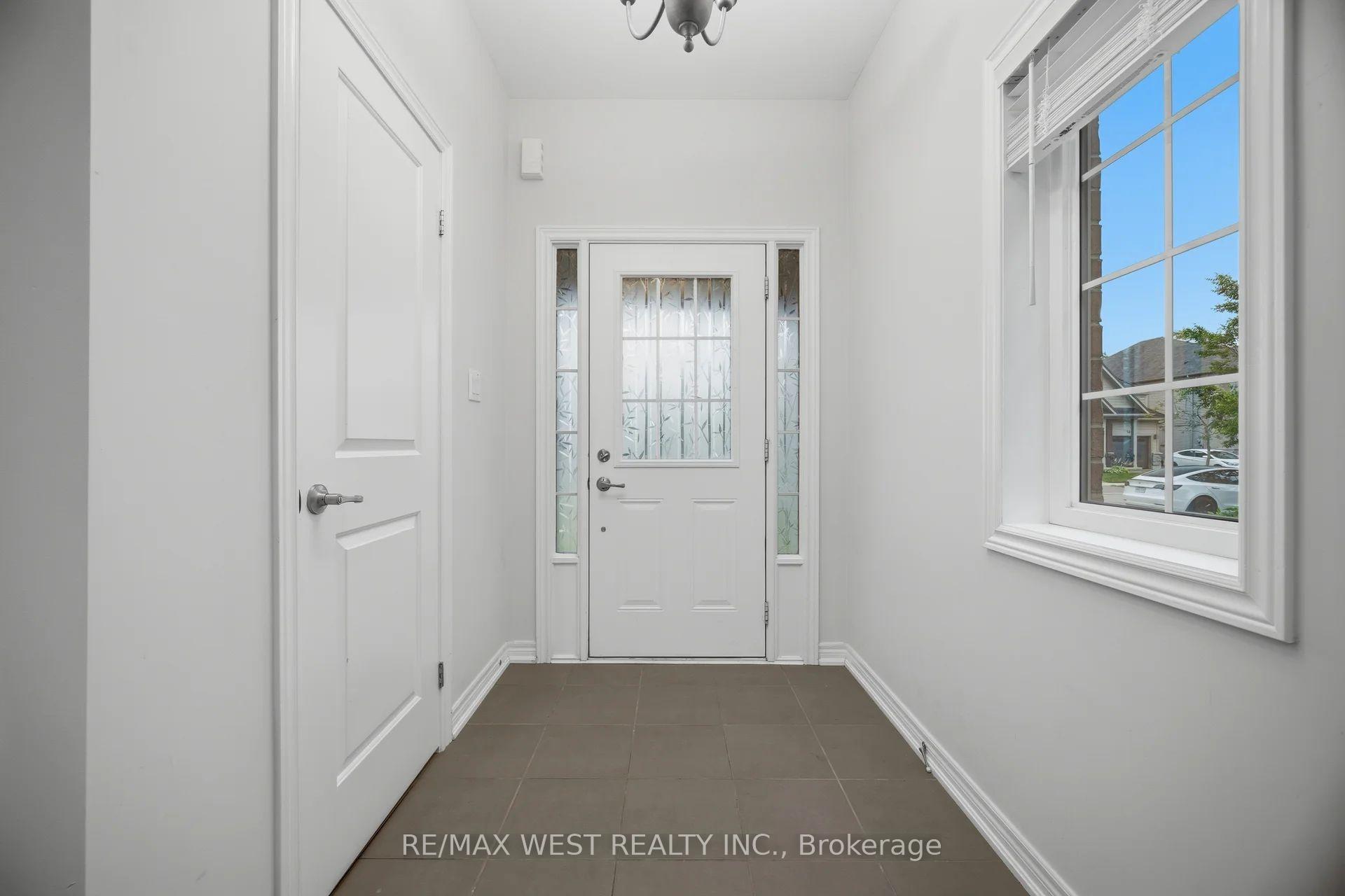 Photo 3 of 137 Echovalley Drive, Hamilton, Stoney Creek — HOMEH