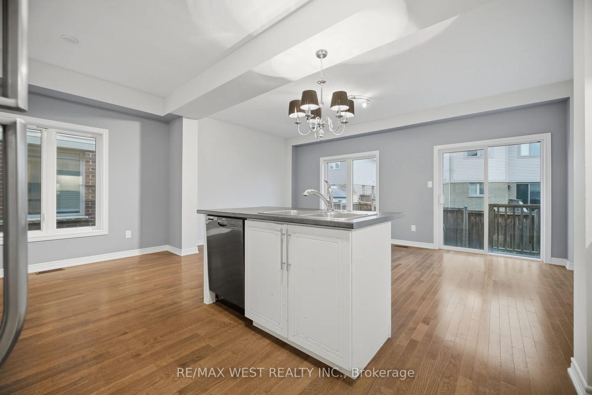 Photo 13 of 137 Echovalley Drive, Hamilton, Stoney Creek — HOMEH