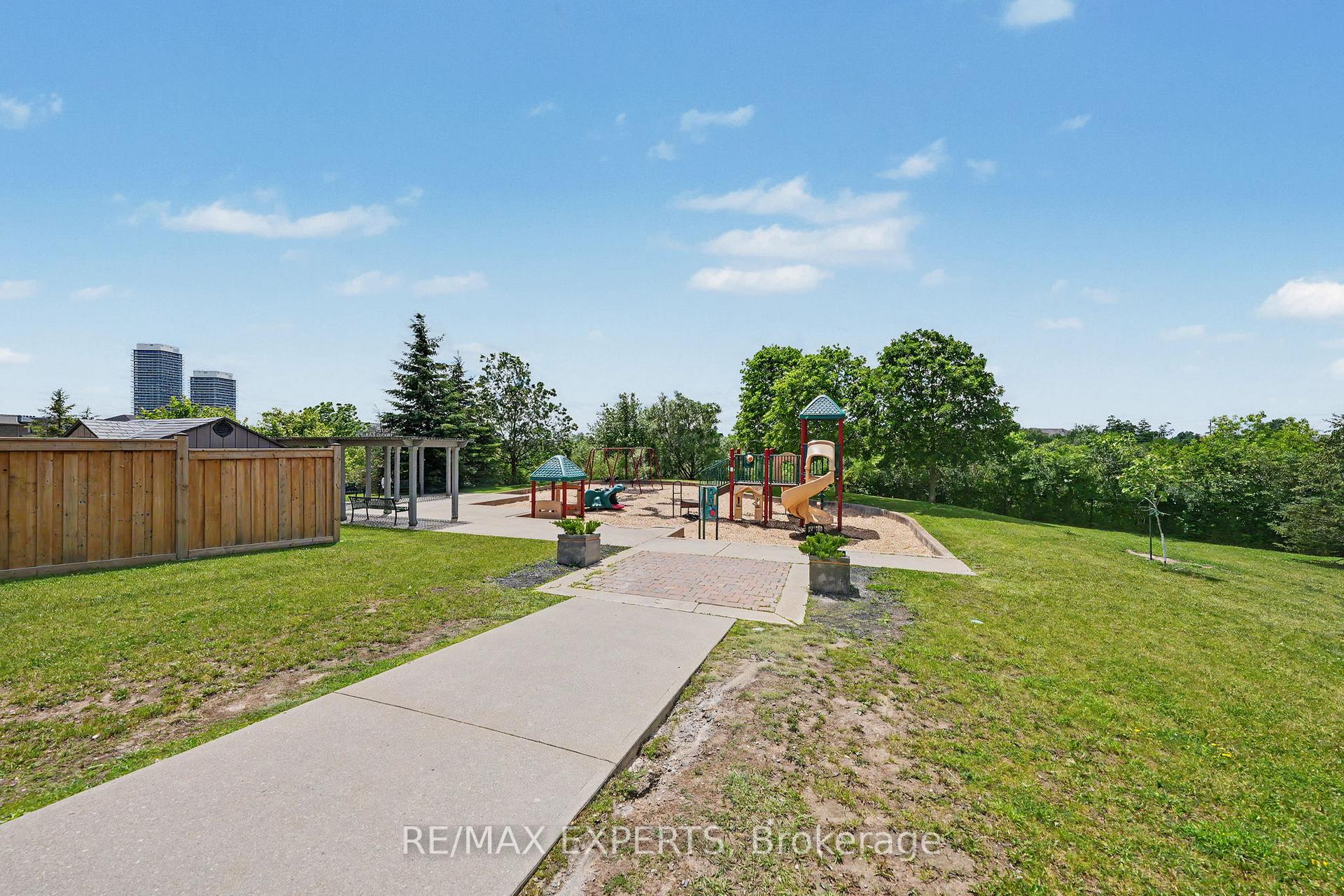 Photo 5 of 14 Lotus Street, Brampton, Bram East — HOMEH