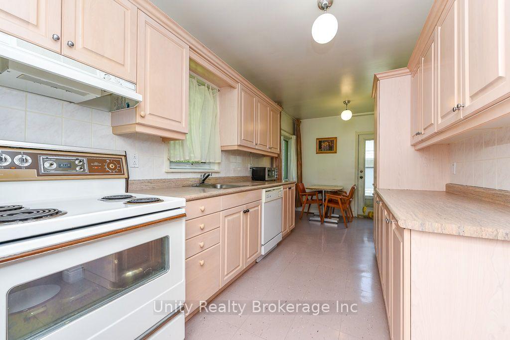 Photo 3 of 51 Lambeth Road, Etobicoke, Edenbridge-Humber Valley — HOMEH