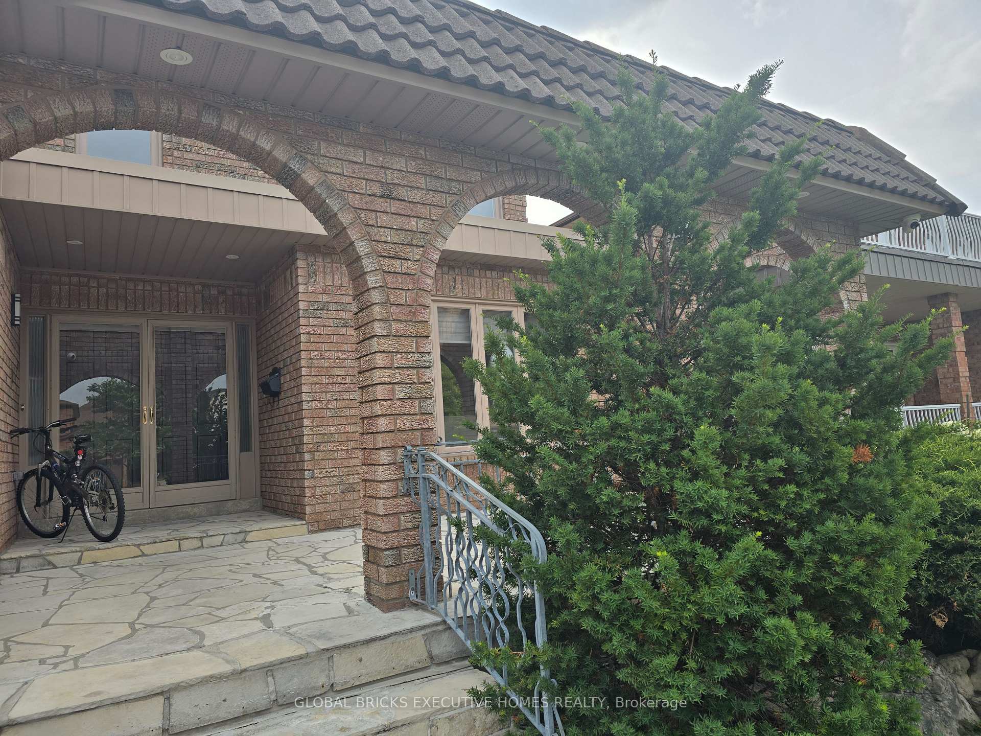 Photo 2 of 99 Benjamin Drive, Vaughan, East Woodbridge — HOMEH