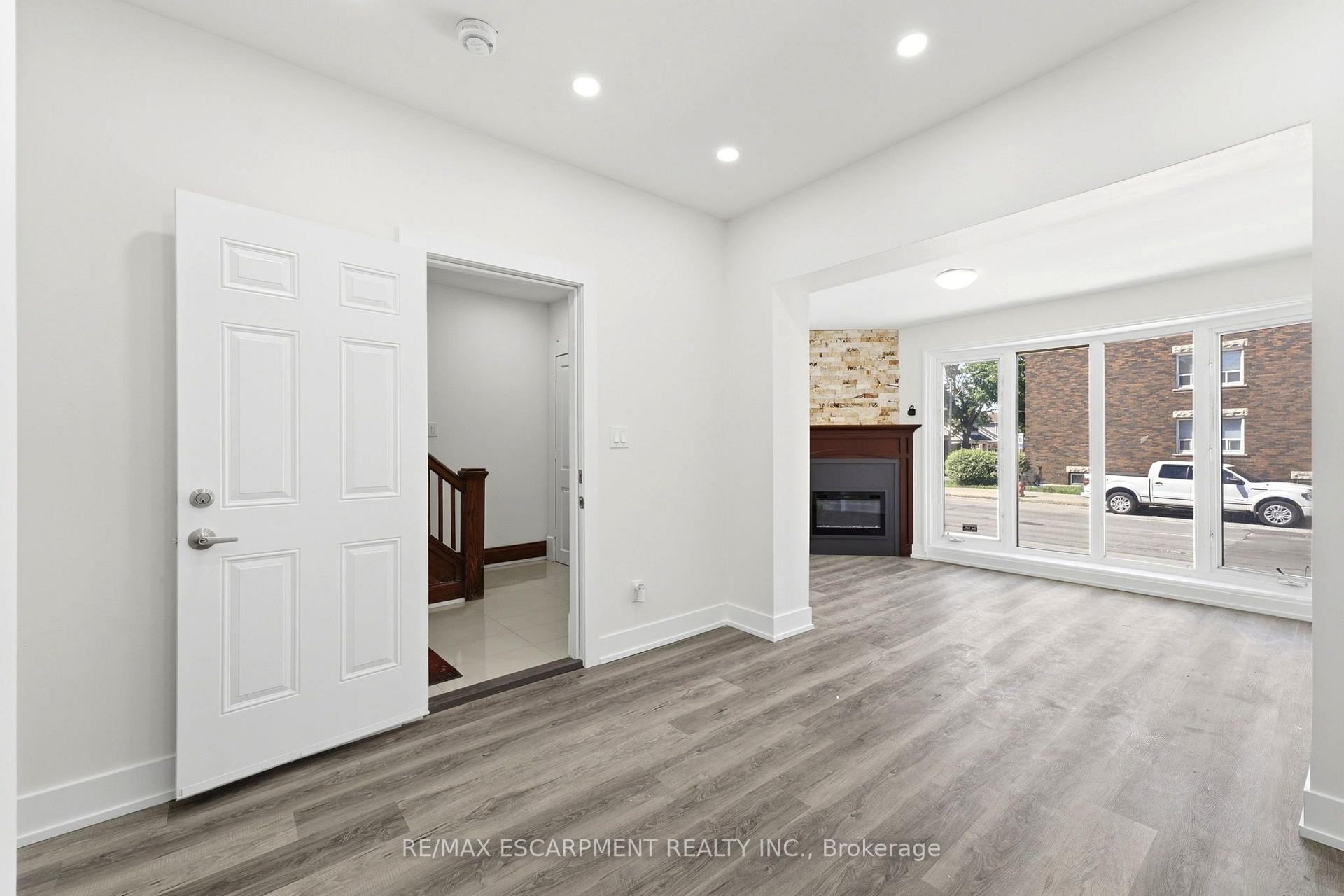 Photo 5 of 968 Main Street E, Hamilton, Blakeley — HOMEH