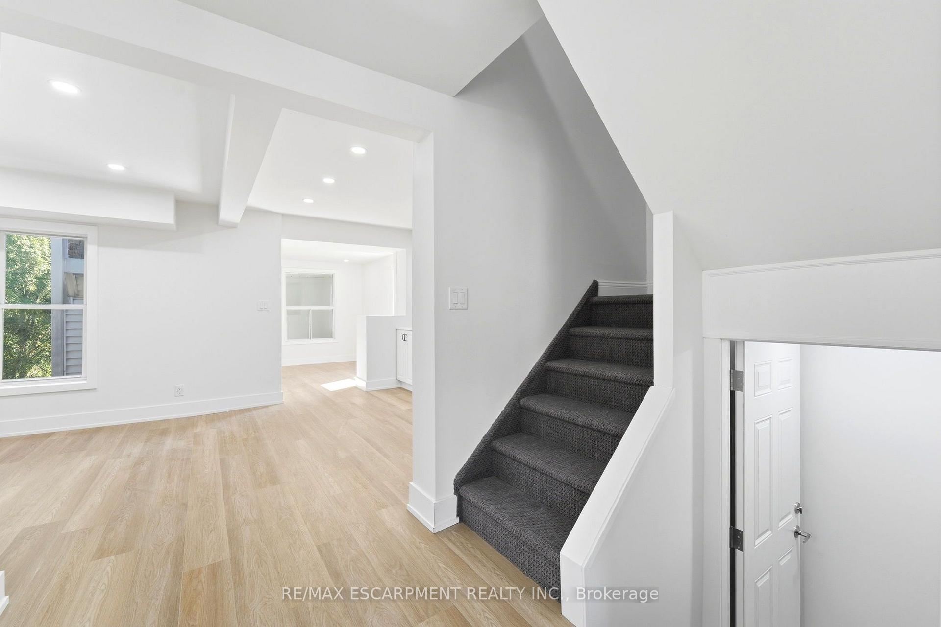 Photo 12 of 968 Main Street E, Hamilton, Blakeley — HOMEH
