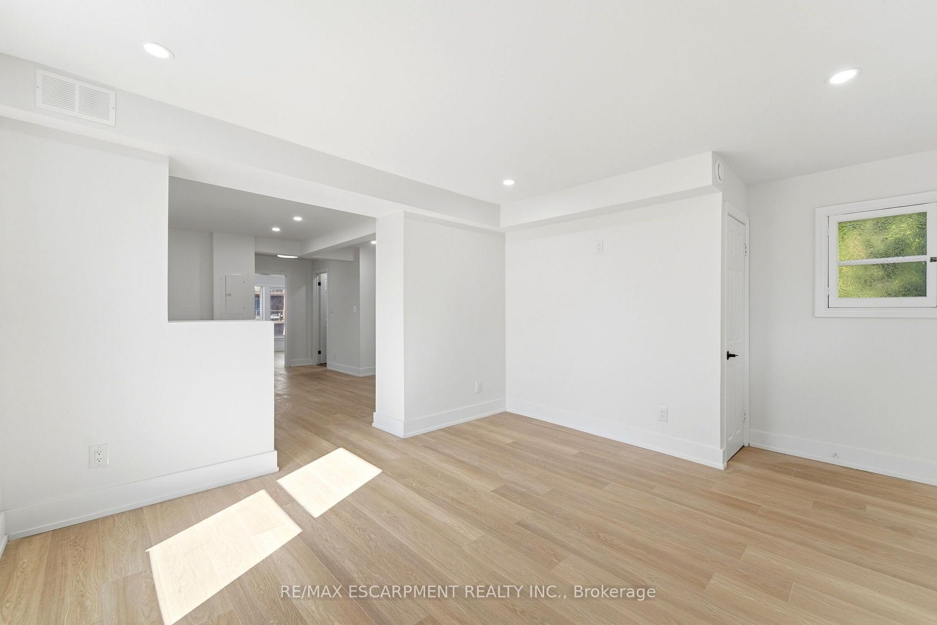 Photo 23 of 968 Main Street E, Hamilton, Blakeley — HOMEH
