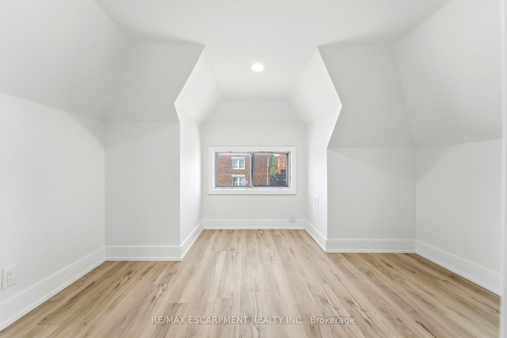 Photo 26 of 968 Main Street E, Hamilton, Blakeley — HOMEH