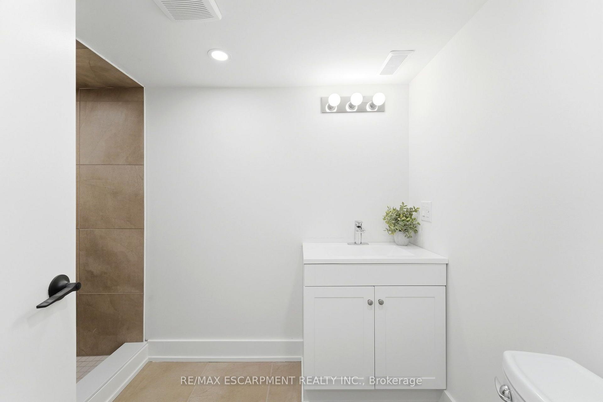 Photo 33 of 968 Main Street E, Hamilton, Blakeley — HOMEH