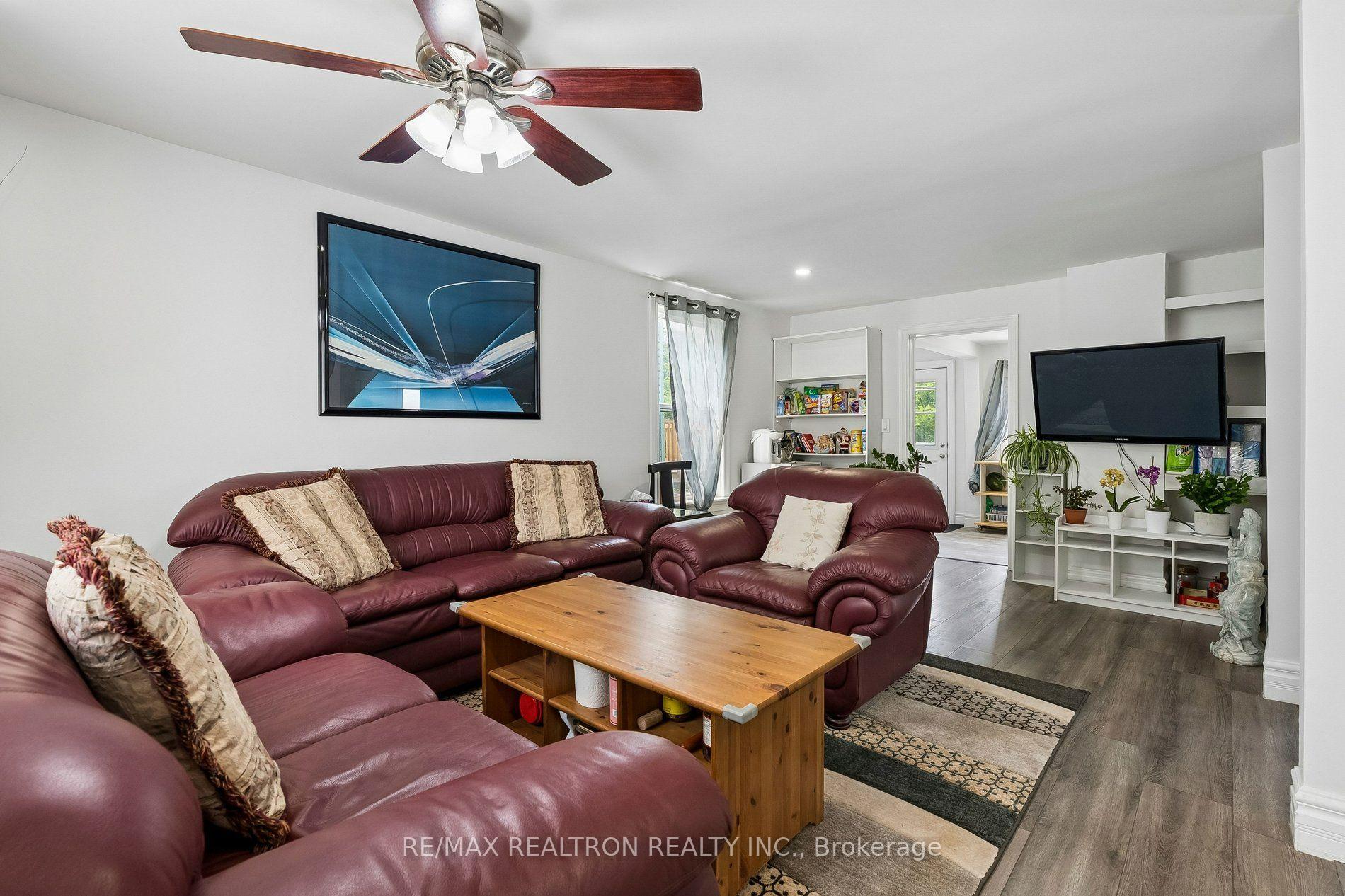 Photo 3 of 28 Machell Avenue, Aurora, Aurora Village — HOMEH