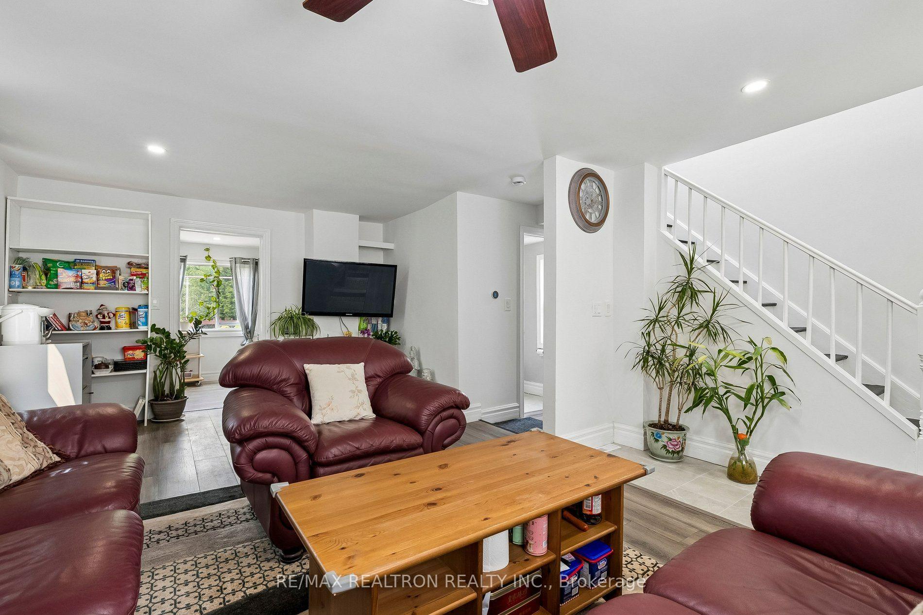 Photo 4 of 28 Machell Avenue, Aurora, Aurora Village — HOMEH