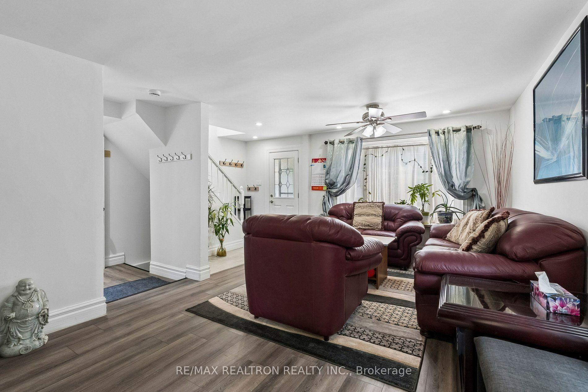 Photo 5 of 28 Machell Avenue, Aurora, Aurora Village — HOMEH