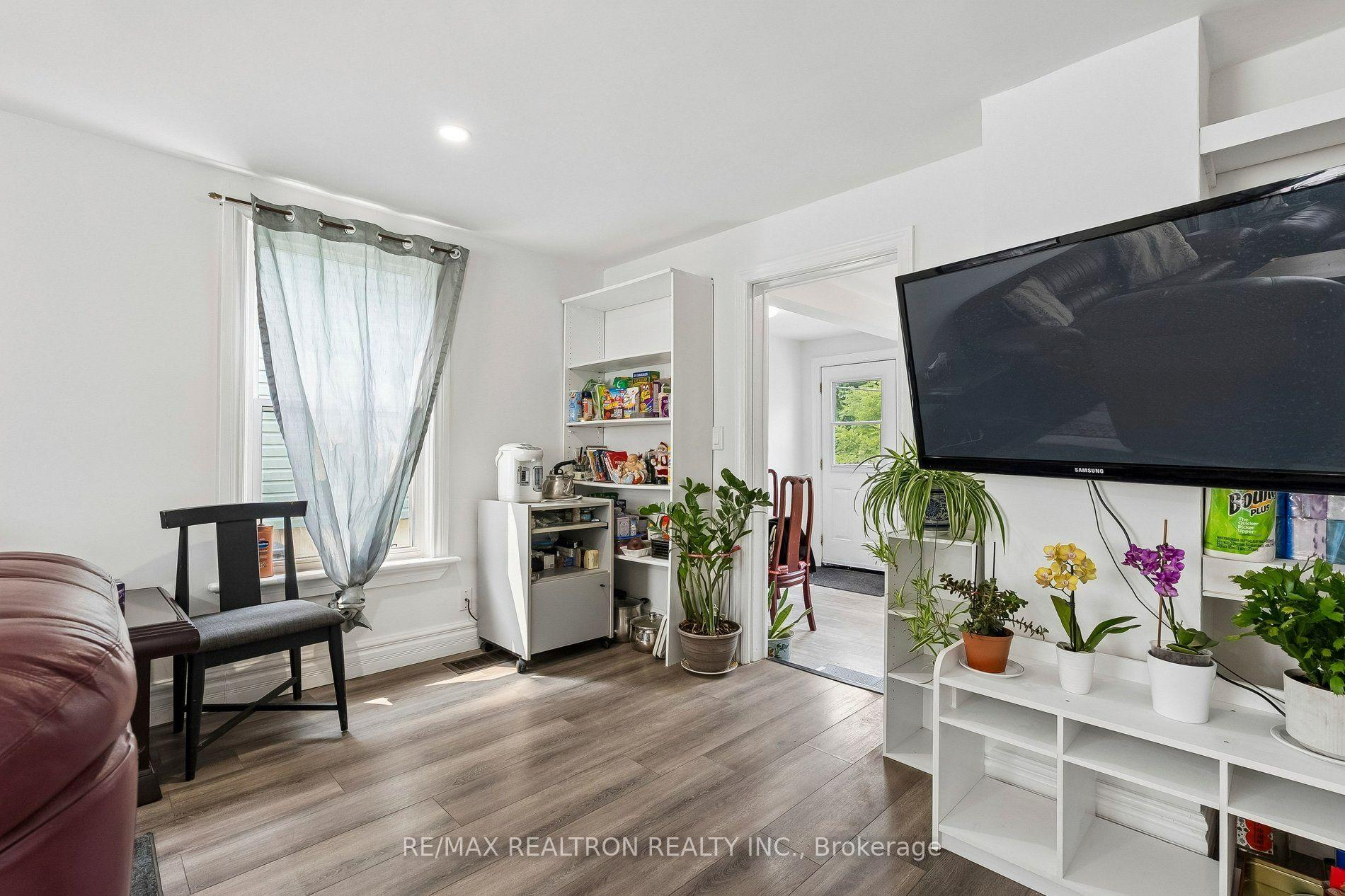 Photo 7 of 28 Machell Avenue, Aurora, Aurora Village — HOMEH