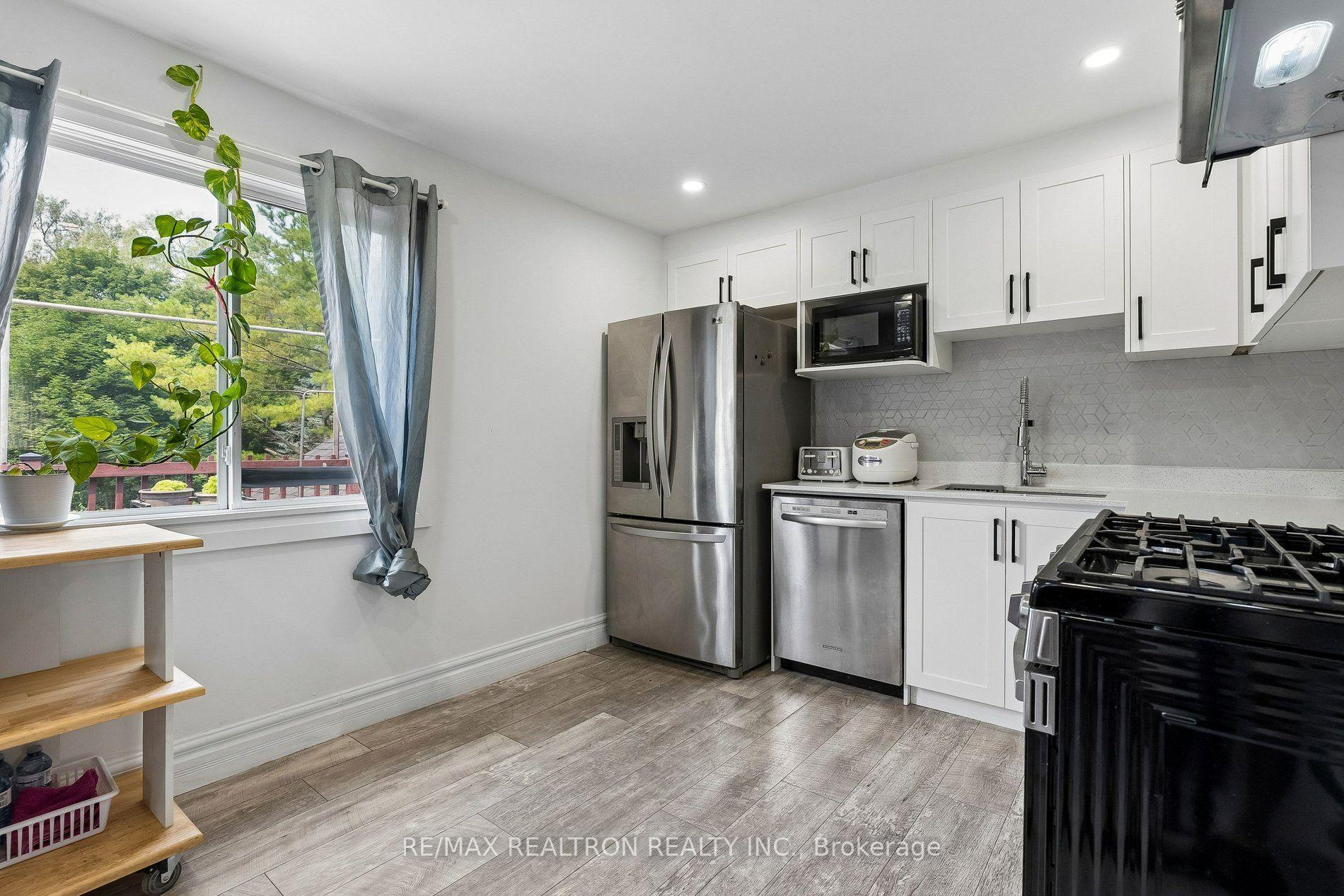 Photo 8 of 28 Machell Avenue, Aurora, Aurora Village — HOMEH