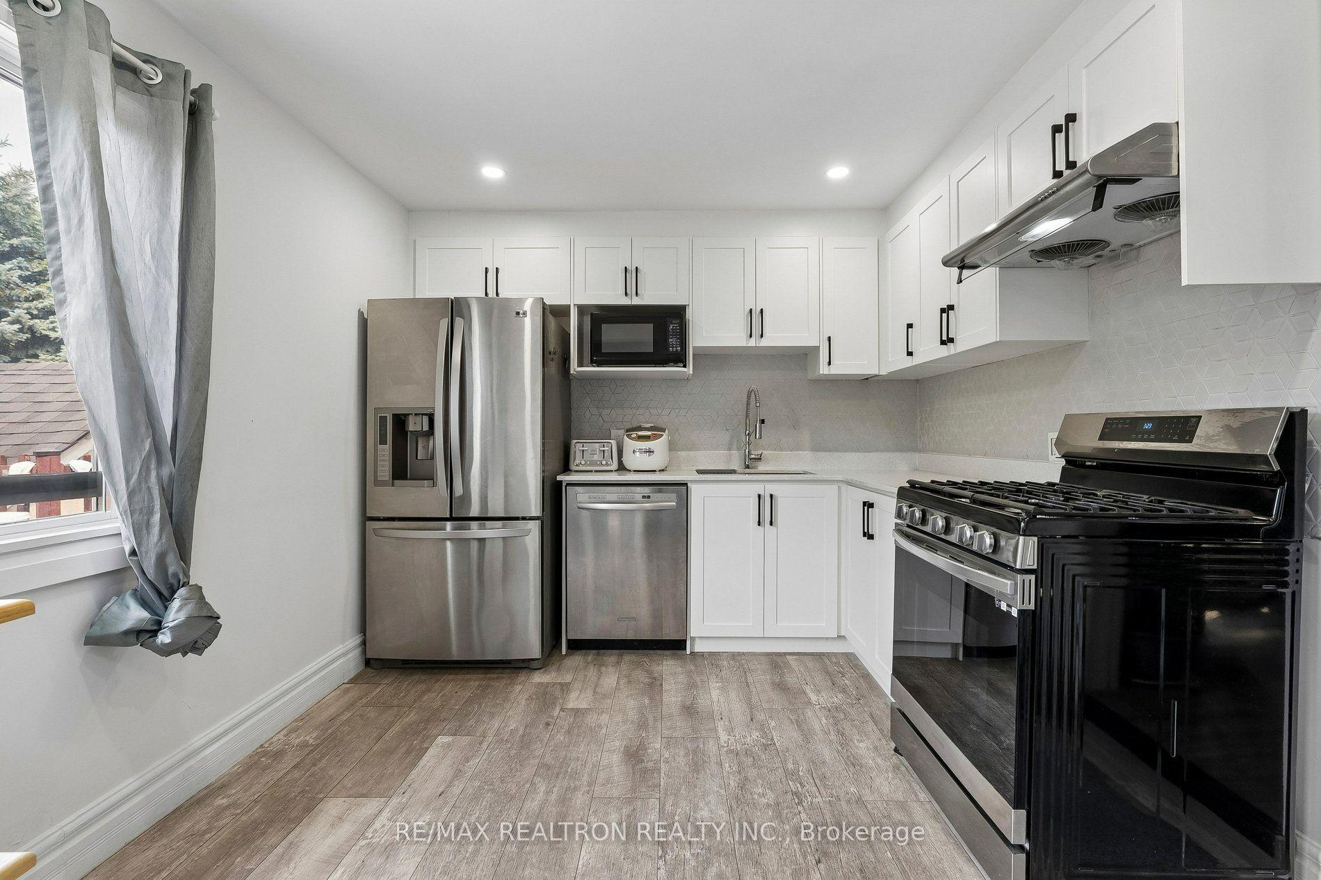 Photo 9 of 28 Machell Avenue, Aurora, Aurora Village — HOMEH
