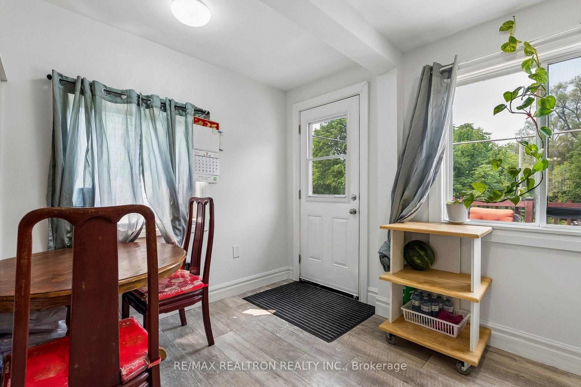 Photo 10 of 28 Machell Avenue, Aurora, Aurora Village — HOMEH