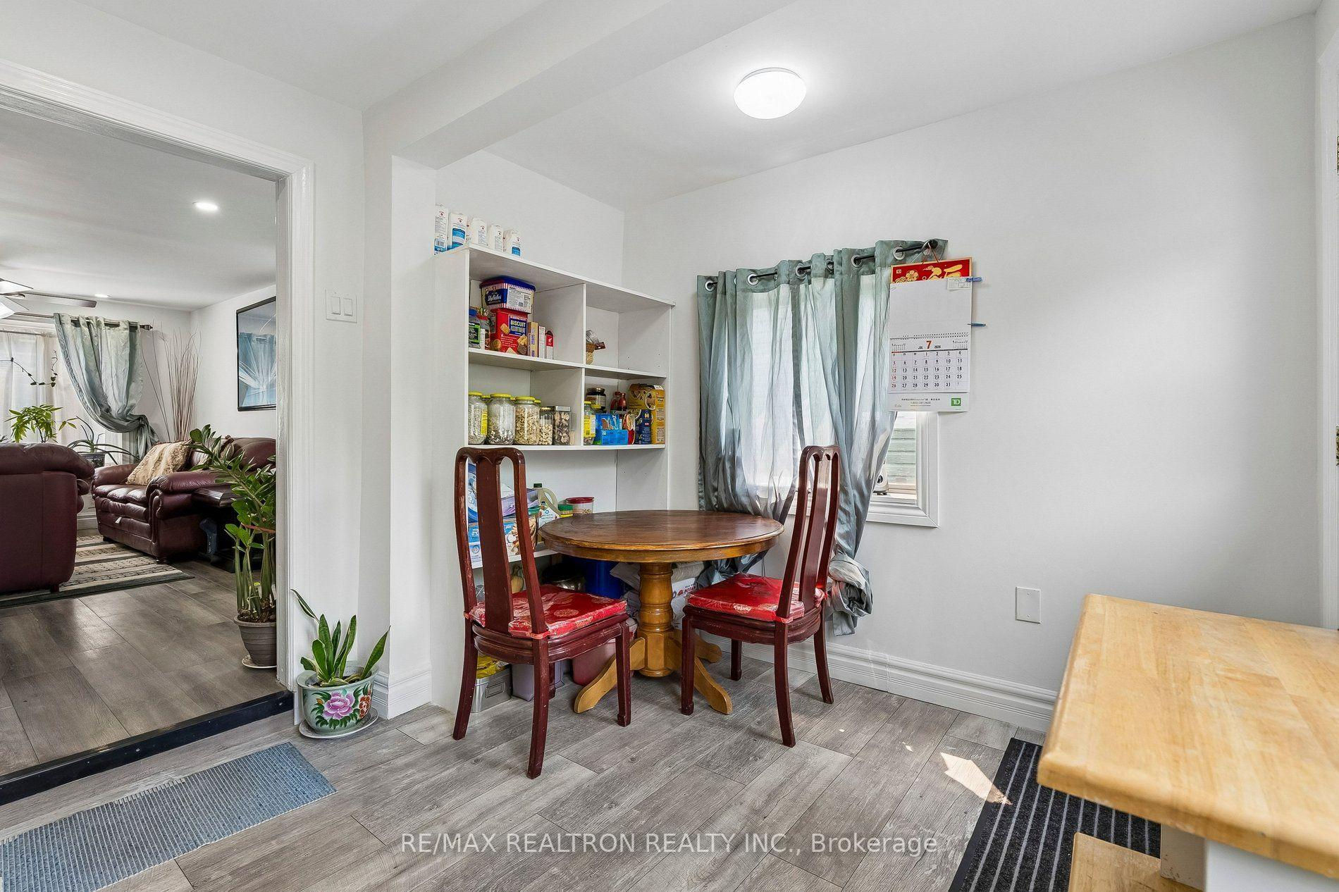 Photo 11 of 28 Machell Avenue, Aurora, Aurora Village — HOMEH