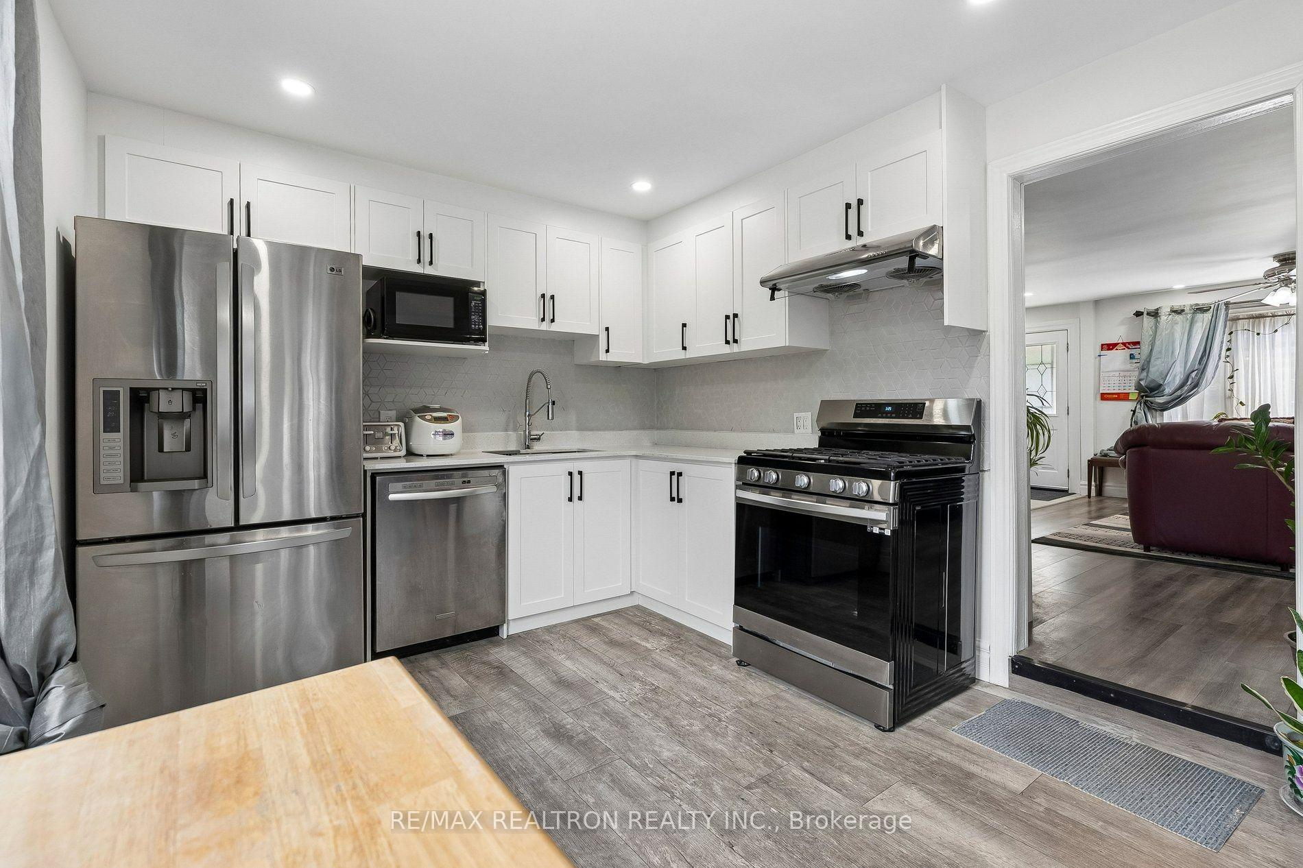 Photo 13 of 28 Machell Avenue, Aurora, Aurora Village — HOMEH