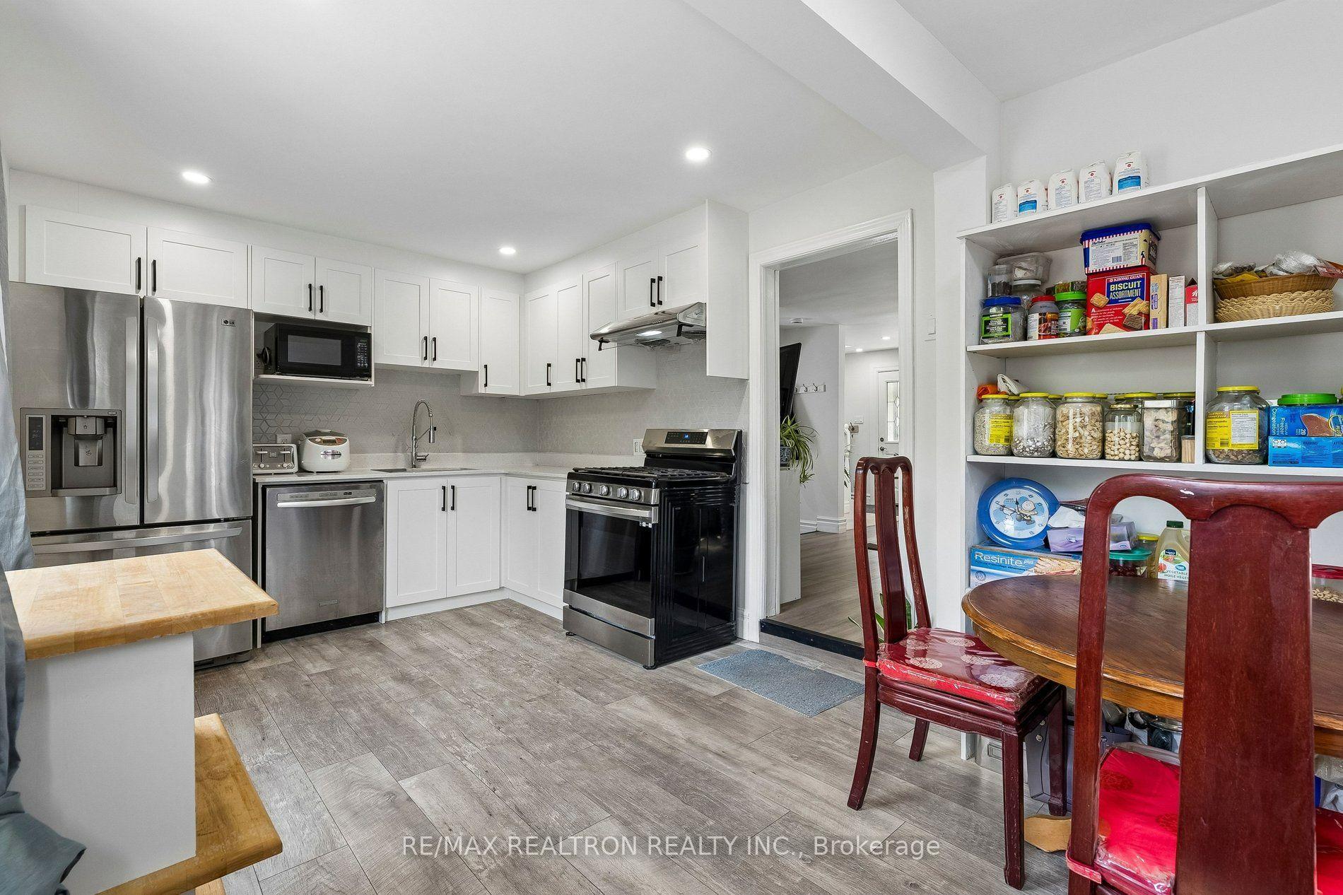Photo 14 of 28 Machell Avenue, Aurora, Aurora Village — HOMEH
