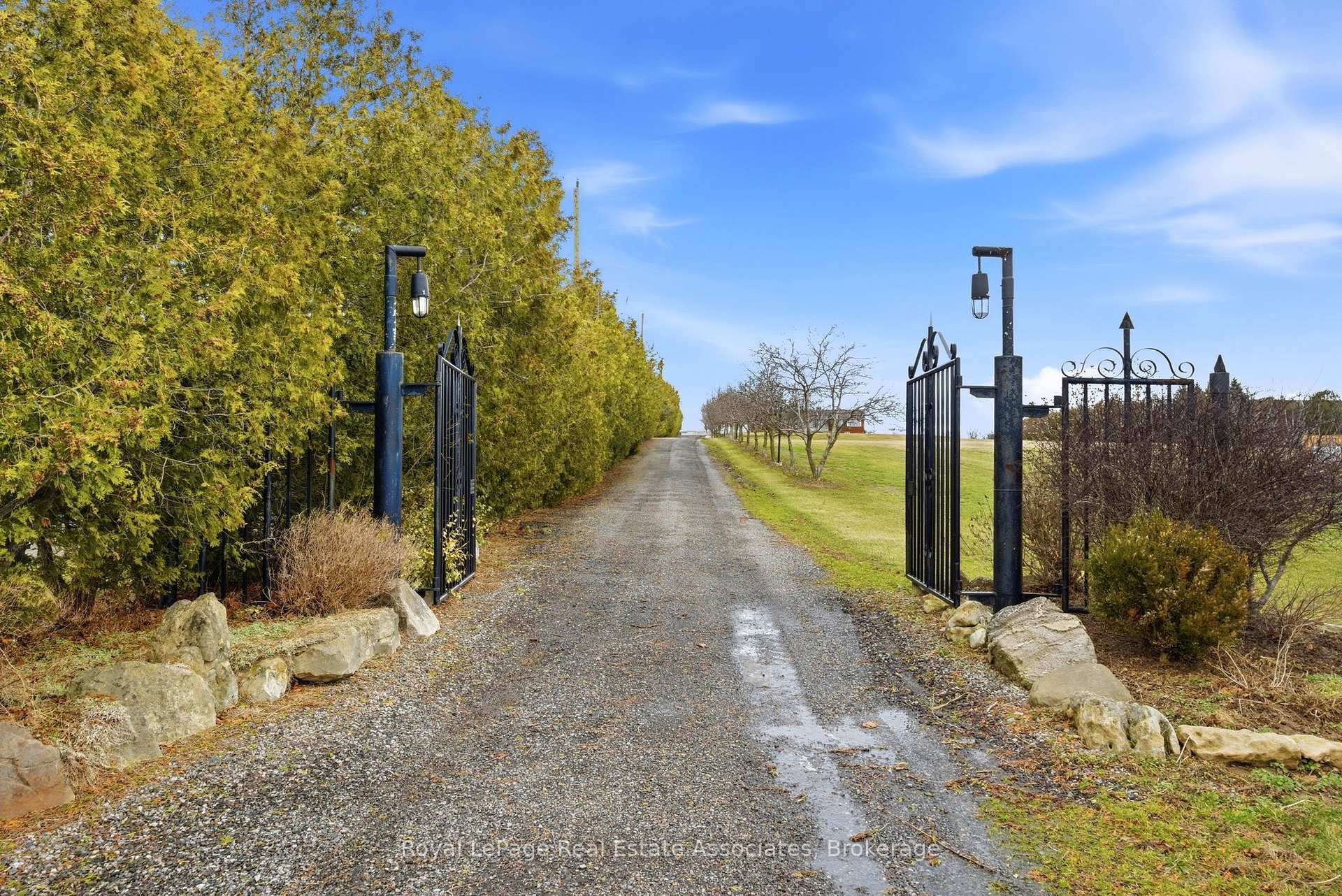 Photo 2 of 1137 Ridge Road, Hamilton, Rural Stoney Creek — HOMEH