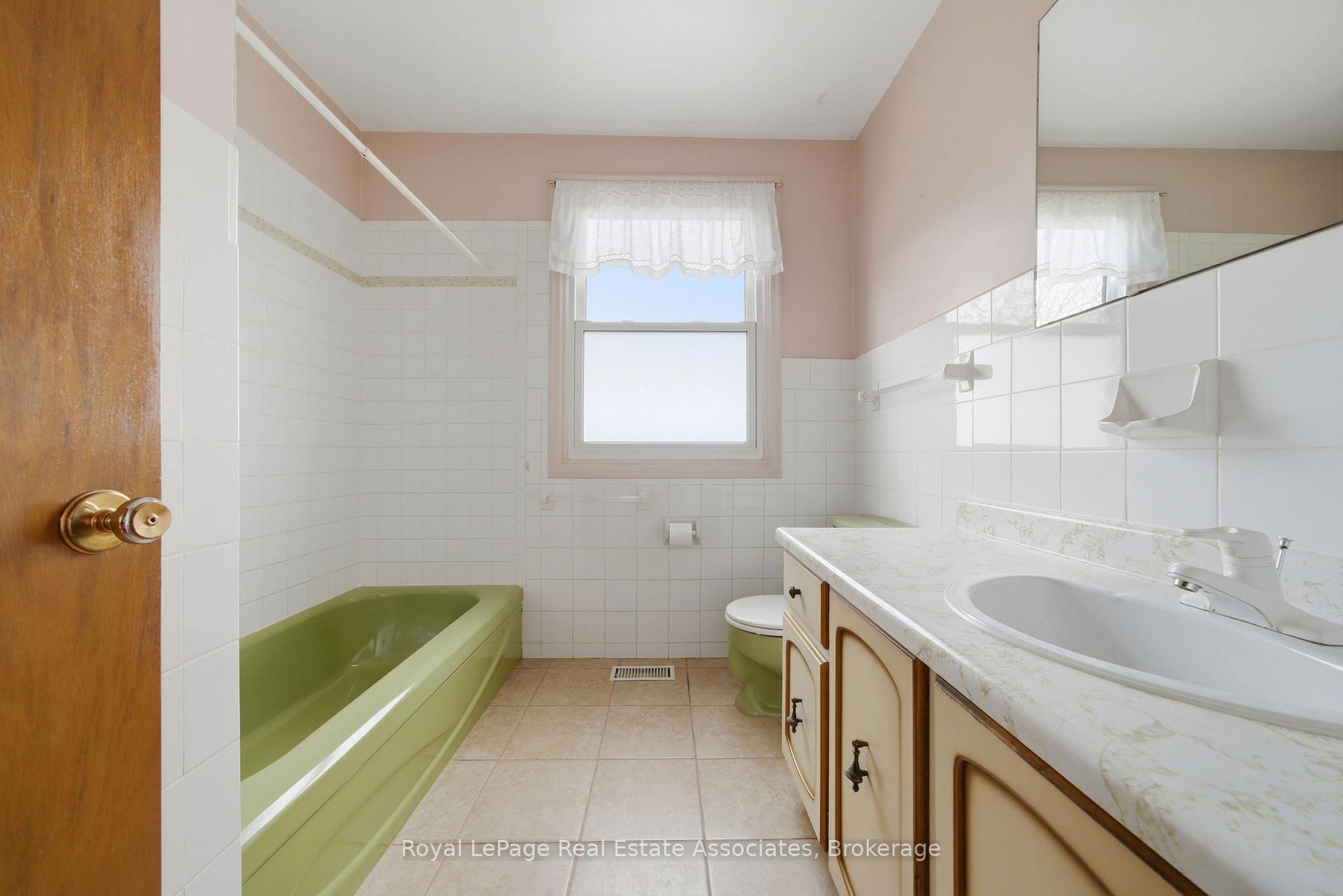 Photo 29 of 1137 Ridge Road, Hamilton, Rural Stoney Creek — HOMEH