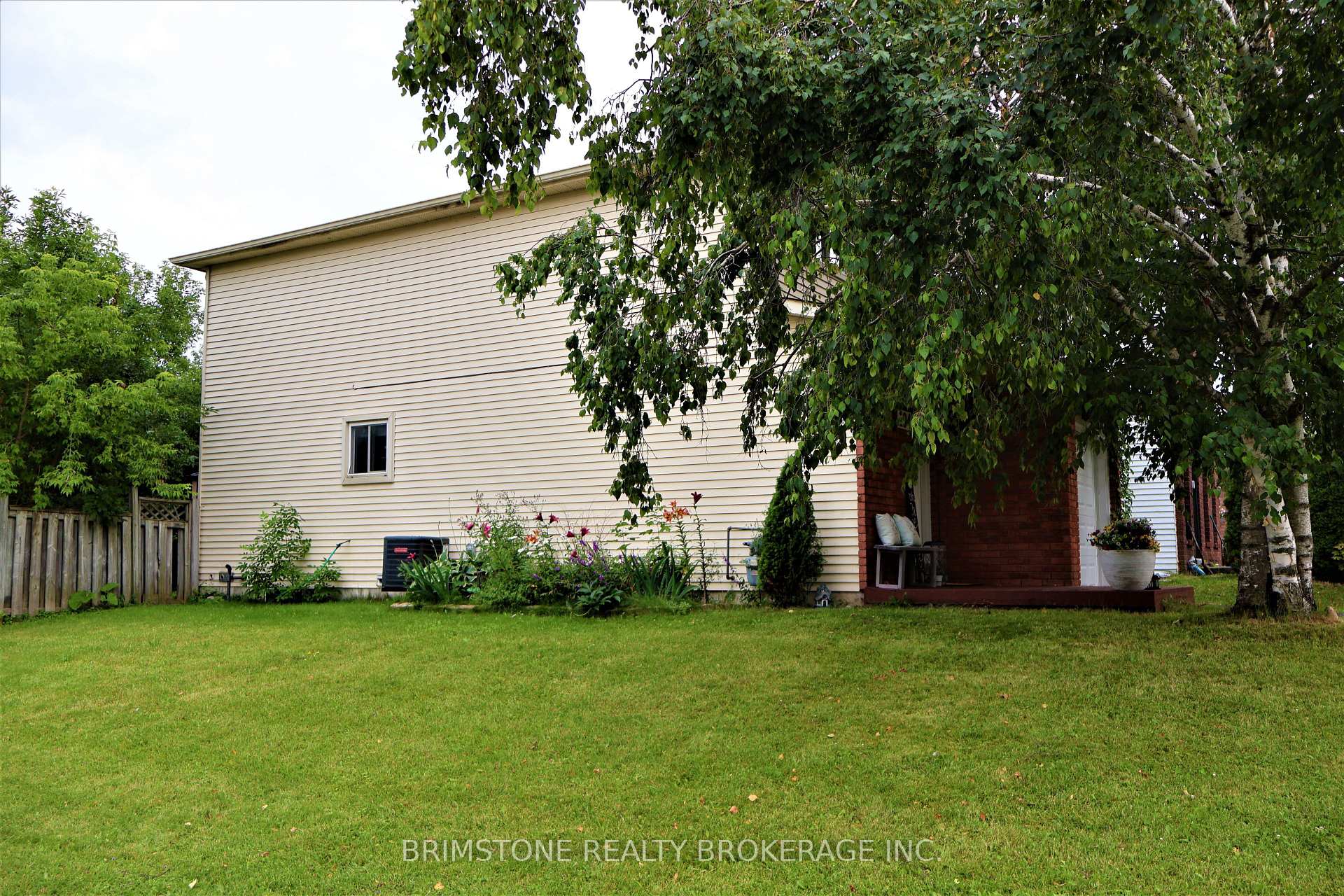 Photo 5 of 104 Hickling Trail, Barrie, Grove East — HOMEH
