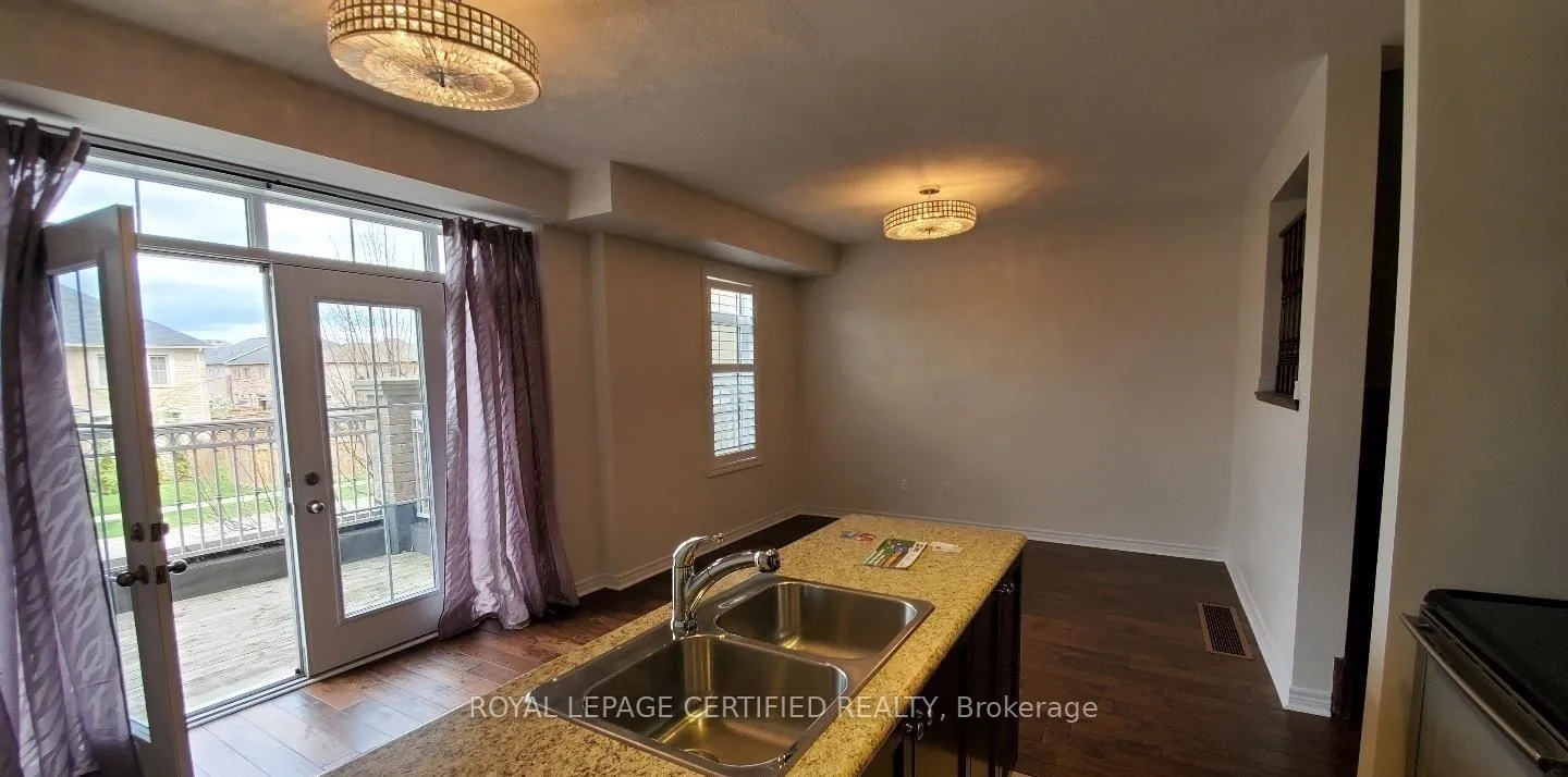 Photo 8 of 2554 Grand Oak Trail, Oakville, Westmount — HOMEH
