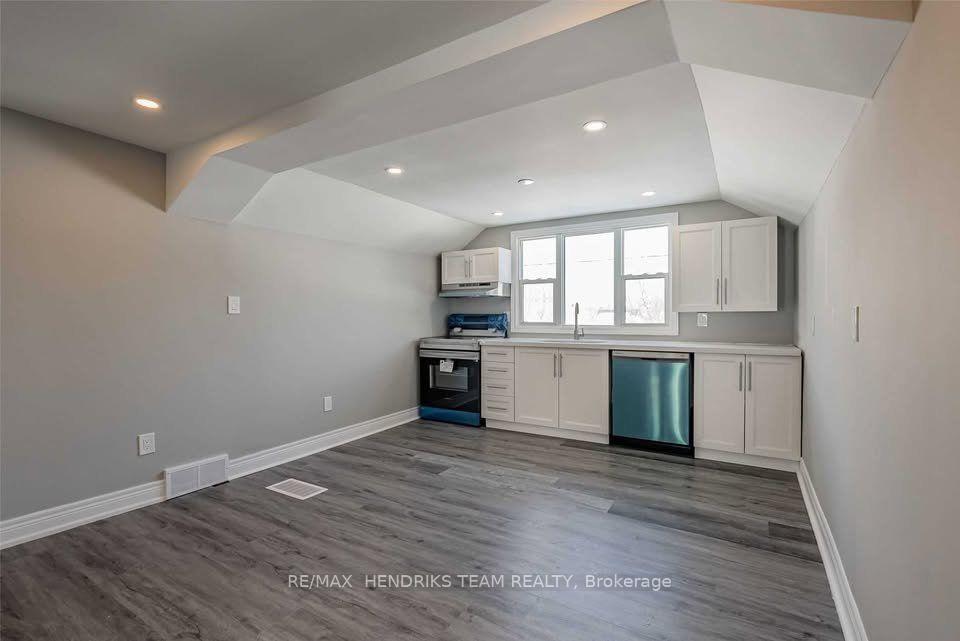Photo 2 of Unit Upper Floor, 9 Rykert Street, St. Catharines, Western Hill — HOMEH