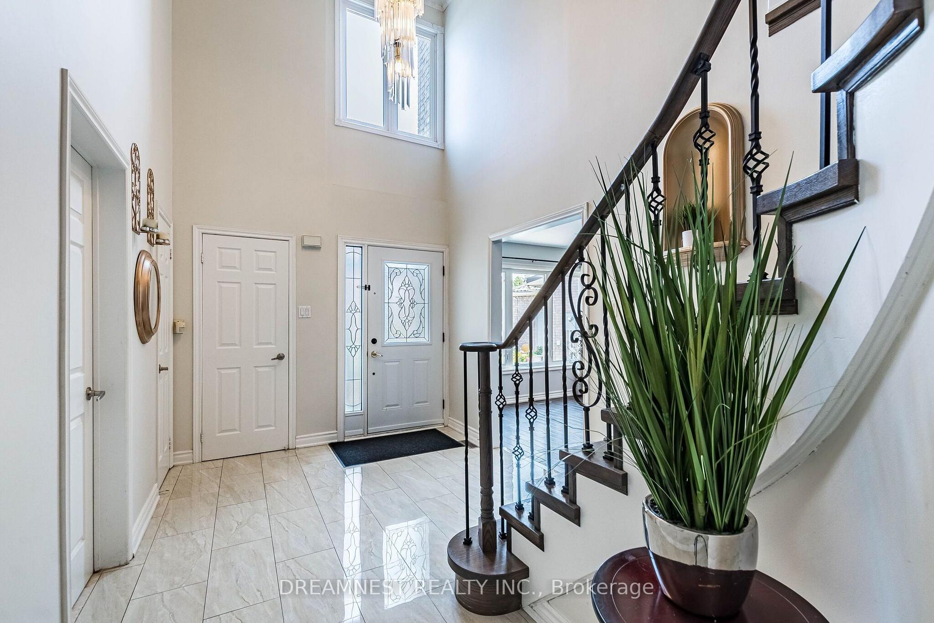 Photo 3 of 5959 Ladyburn Crescent, Mississauga, East Credit — HOMEH