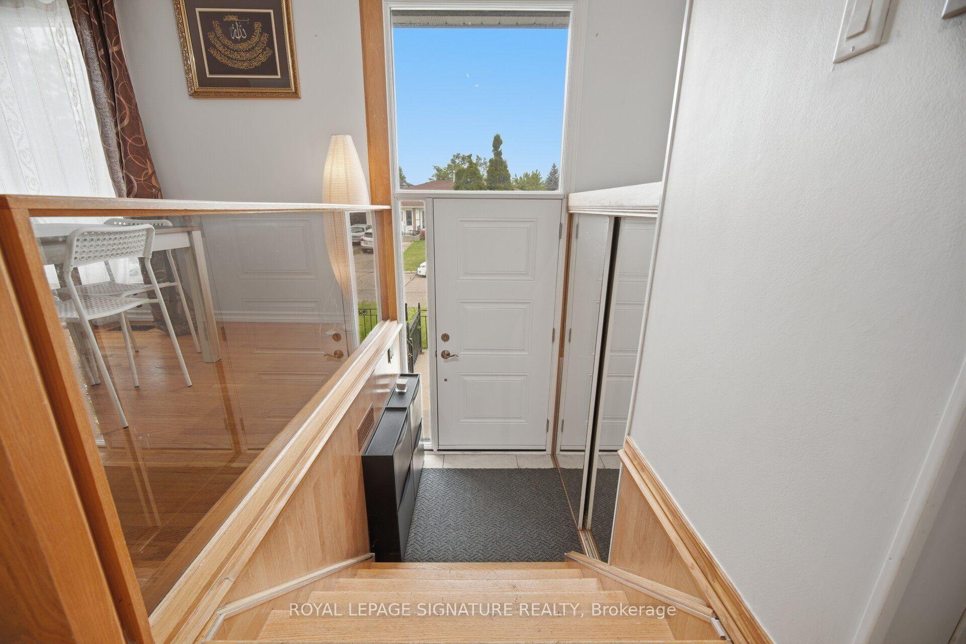 Photo 5 of 51 Wilton Drive, Brampton, Brampton East — HOMEH