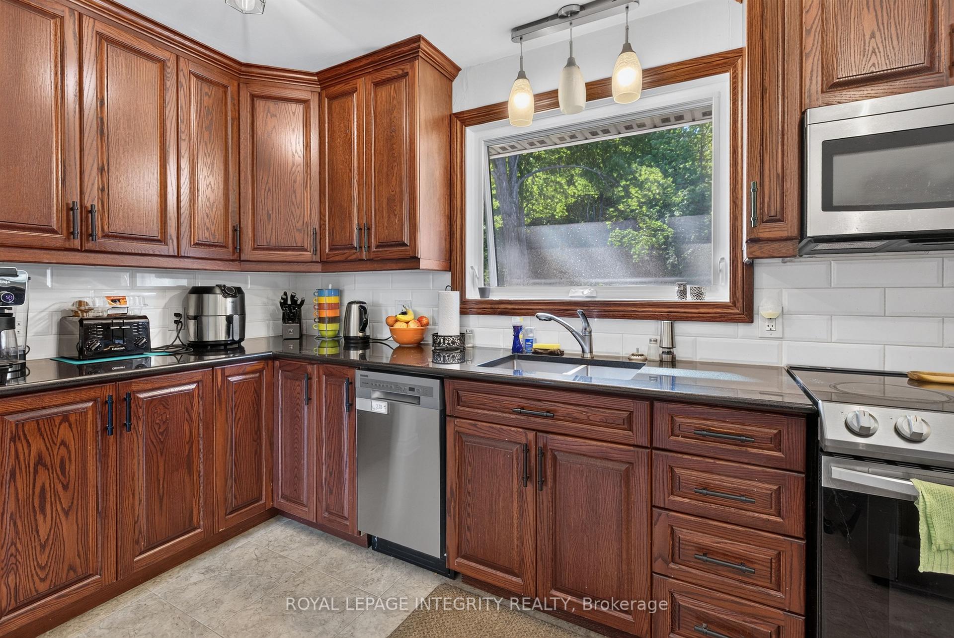 Photo 11 of 241 Wade Avenue, Renfrew, Renfrew — HOMEH