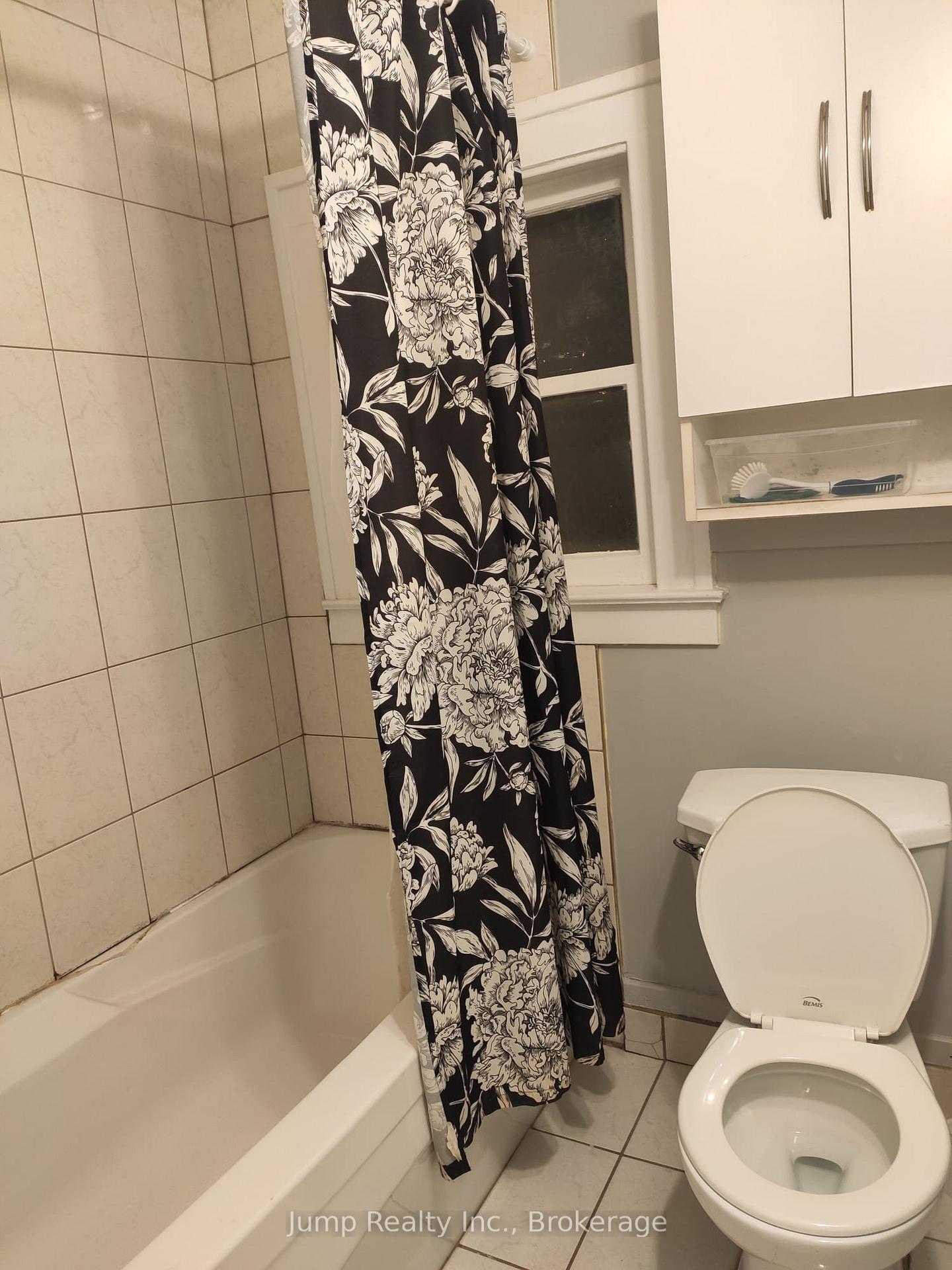 Photo 4 of Unit Upper, 366 Rosedale Avenue, Windsor, Windsor University District — HOMEH
