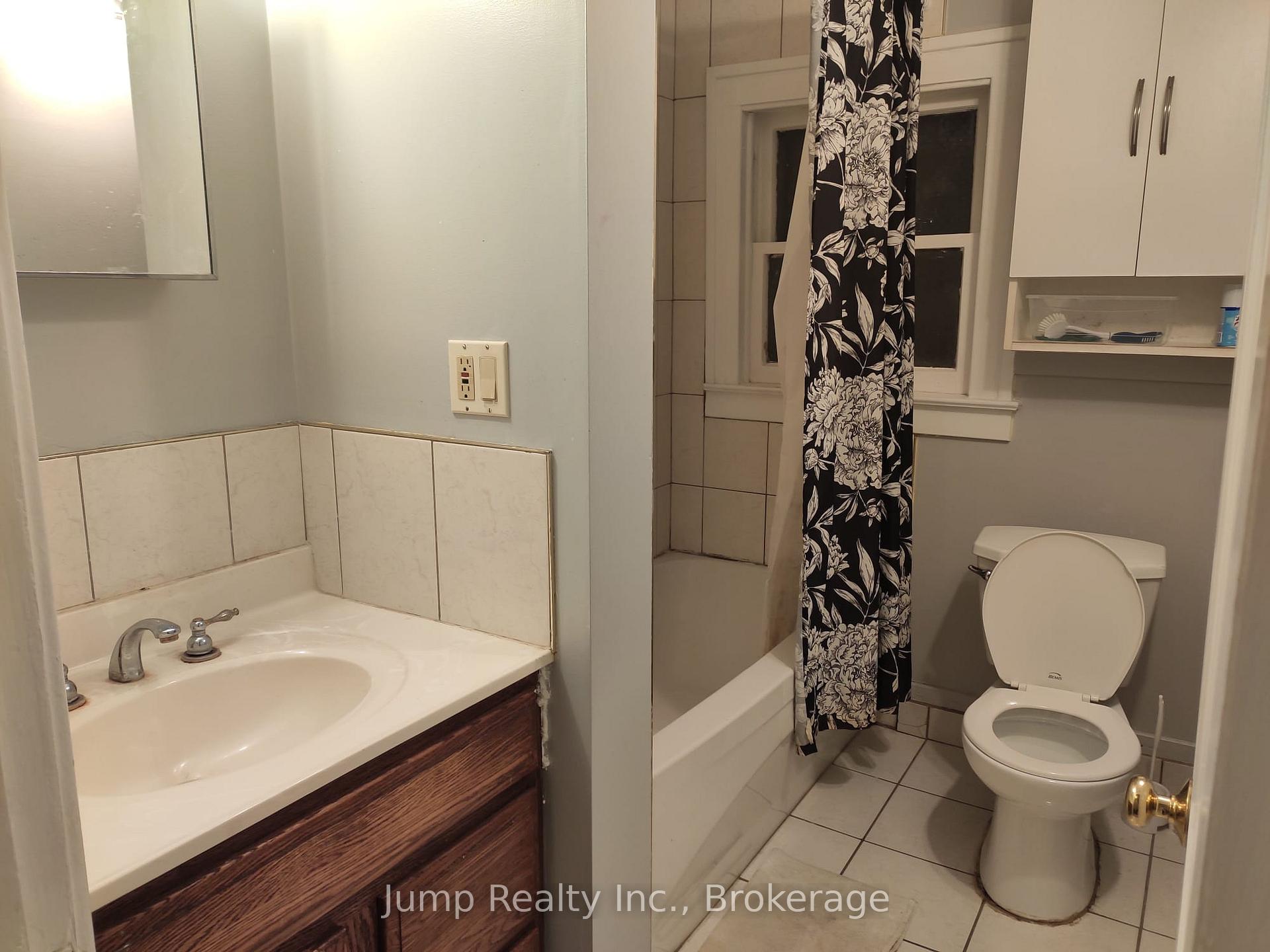Photo 5 of Unit Upper, 366 Rosedale Avenue, Windsor, Windsor University District — HOMEH