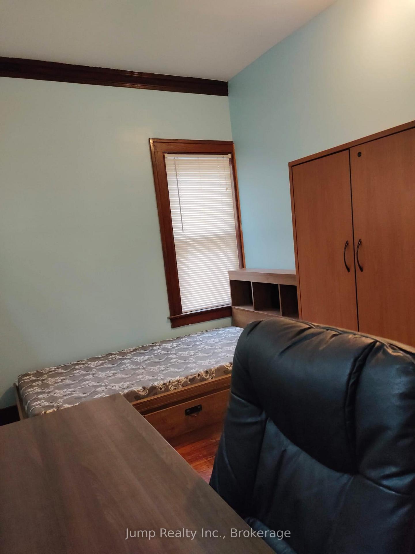 Photo 10 of Unit Upper, 366 Rosedale Avenue, Windsor, Windsor University District — HOMEH